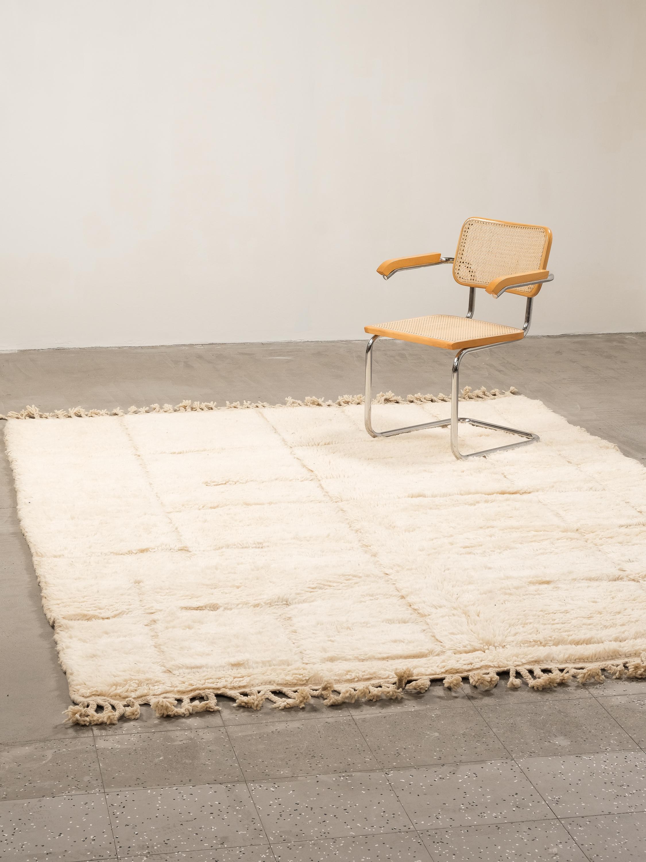 Handwoven Moroccan Cream White Wool Rug with Geometric Motif in vendita 5