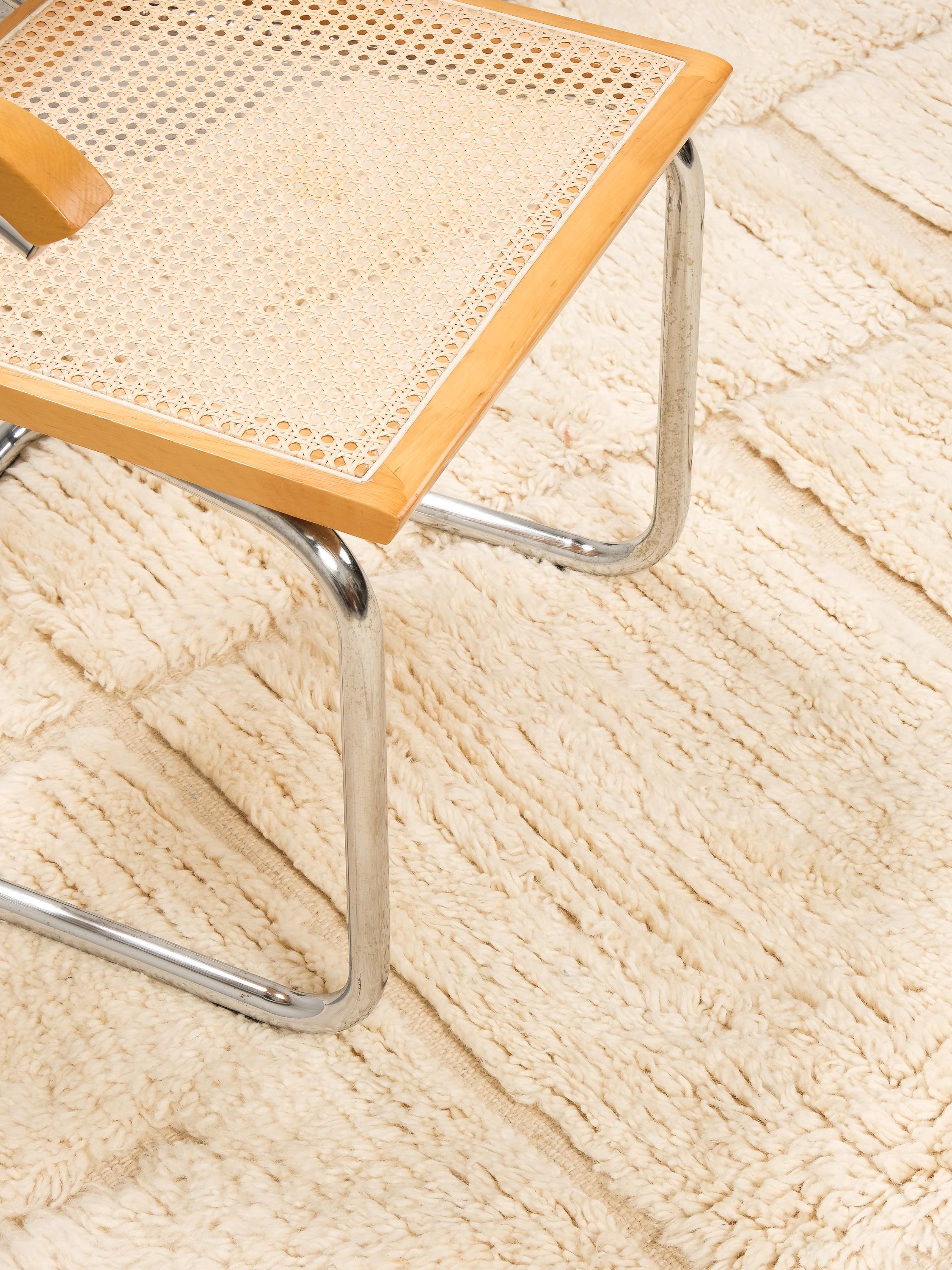 Handwoven Moroccan Cream White Wool Rug with Geometric Motif in vendita 9