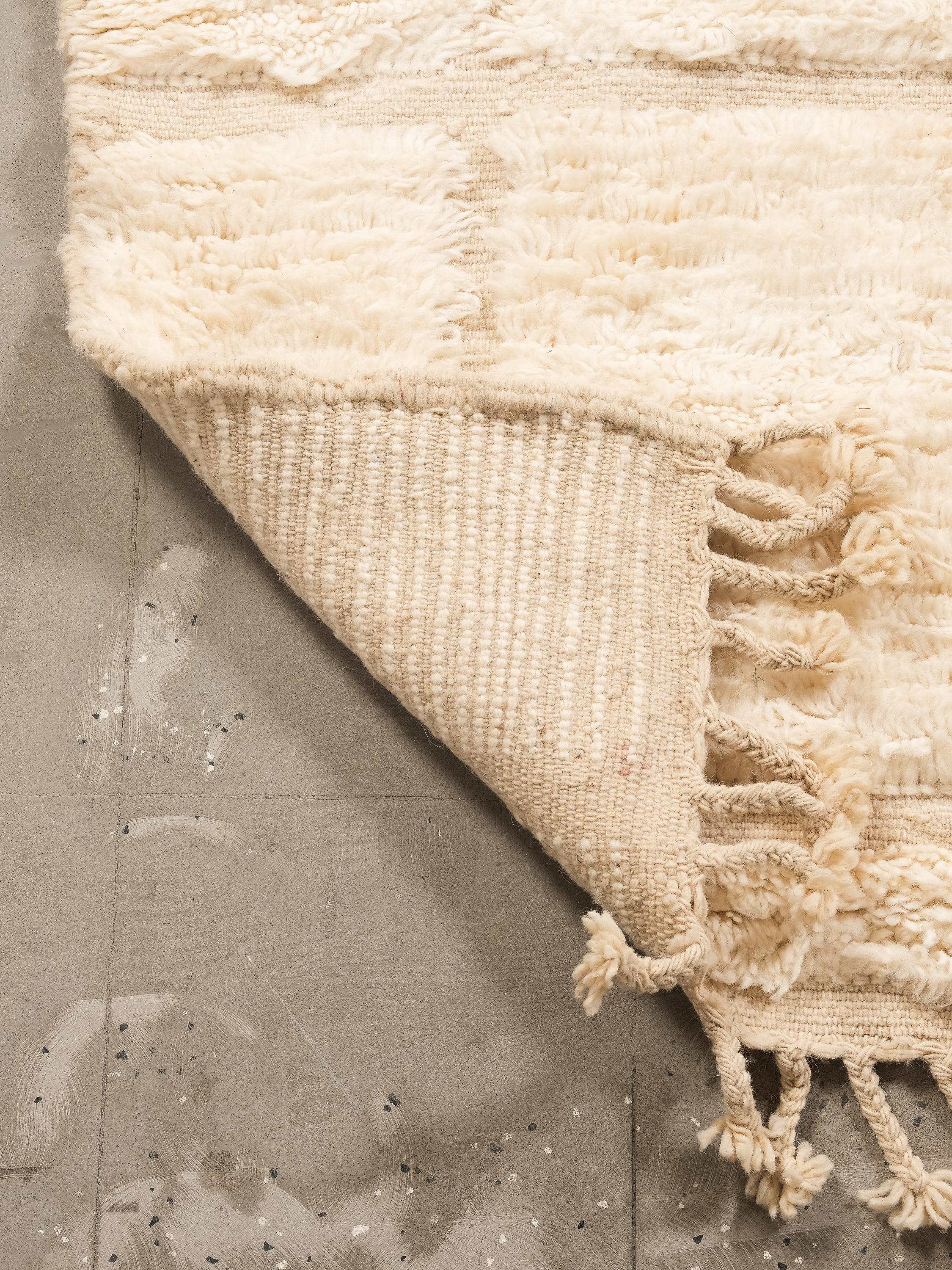Handwoven Moroccan Cream White Wool Rug with Geometric Motif in vendita 10