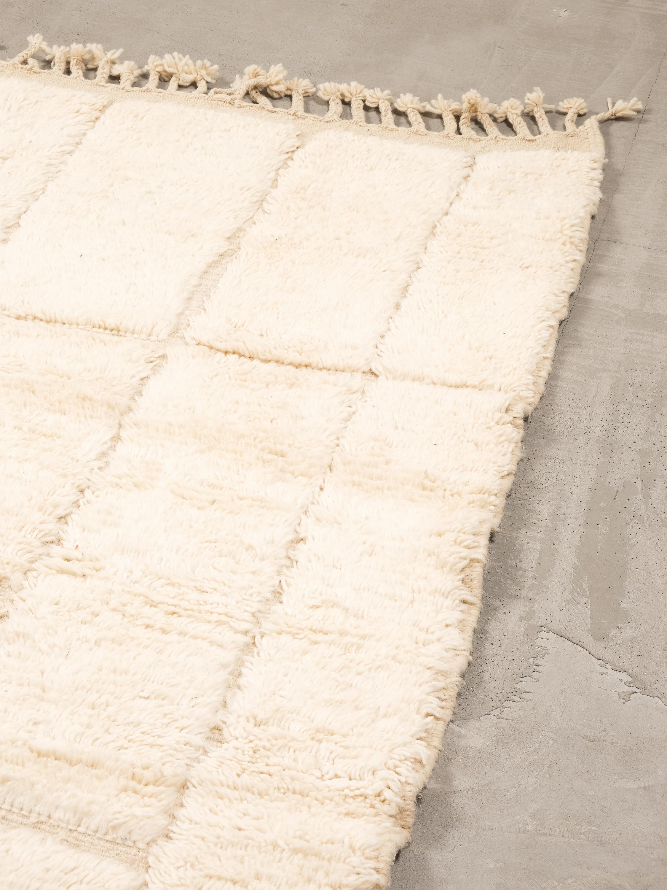 Scandinavo moderno Handwoven Moroccan Cream White Wool Rug with Geometric Motif in vendita