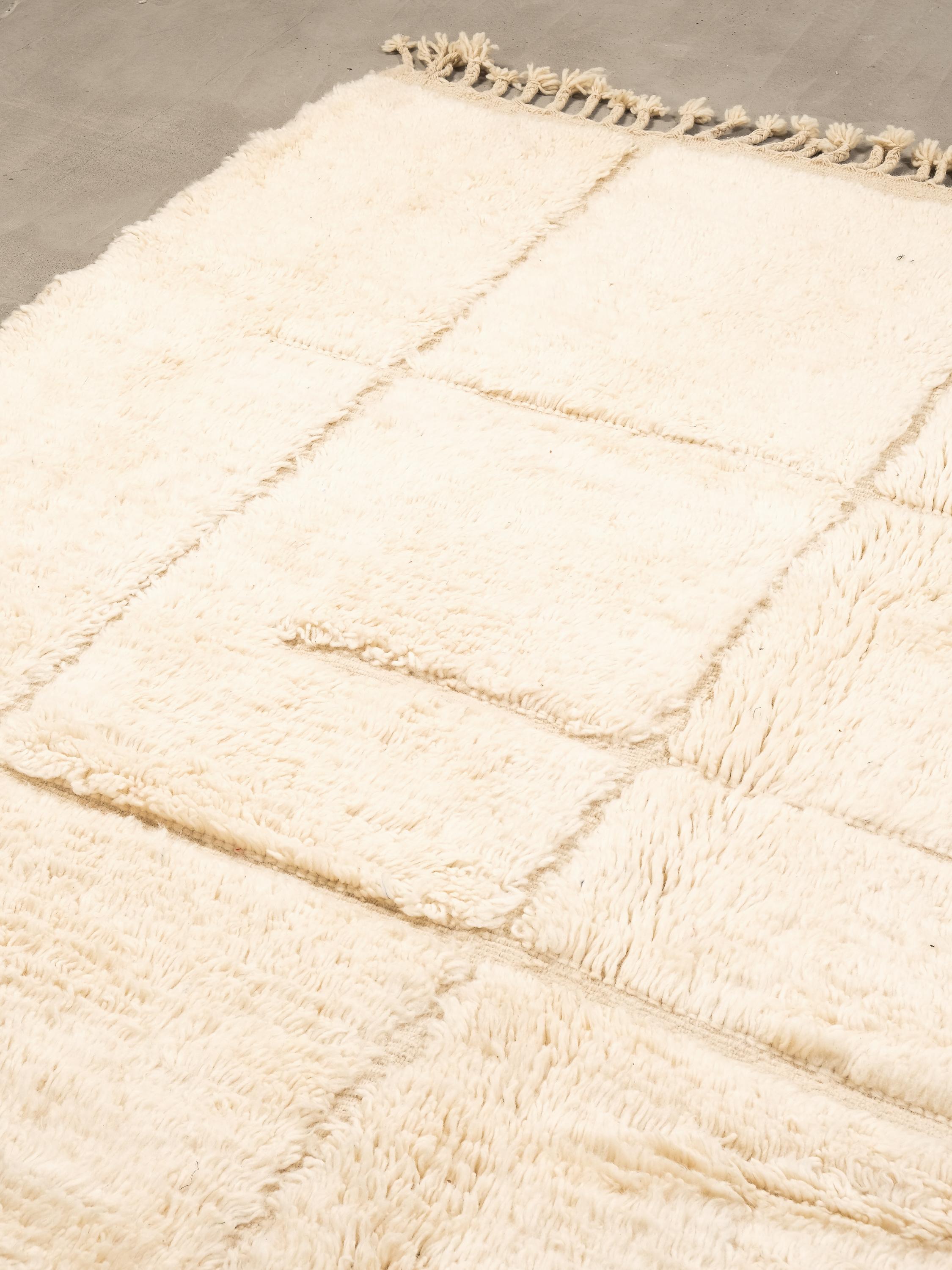 Marocchino Handwoven Moroccan Cream White Wool Rug with Geometric Motif in vendita