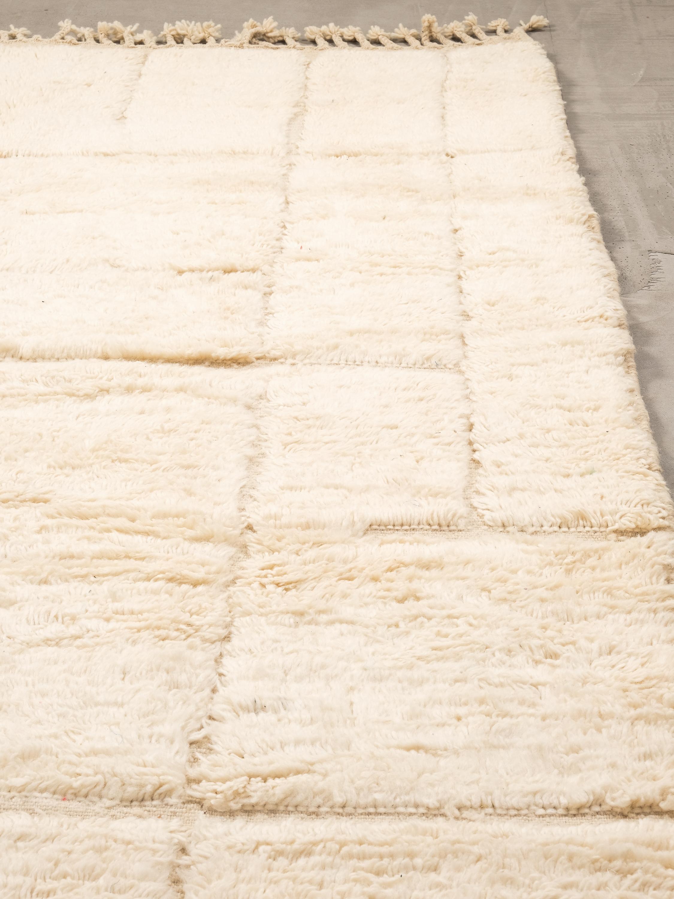 Handwoven Moroccan Cream White Wool Rug with Geometric Motif In condizioni buone in vendita a Karis, Nyland