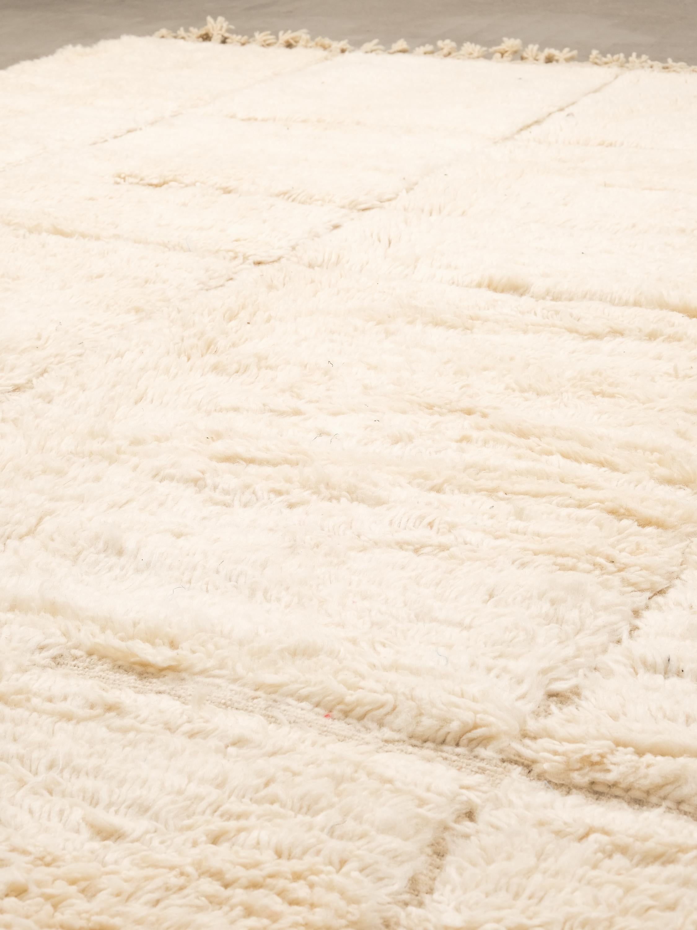 XXI secolo e contemporaneo Handwoven Moroccan Cream White Wool Rug with Geometric Motif in vendita