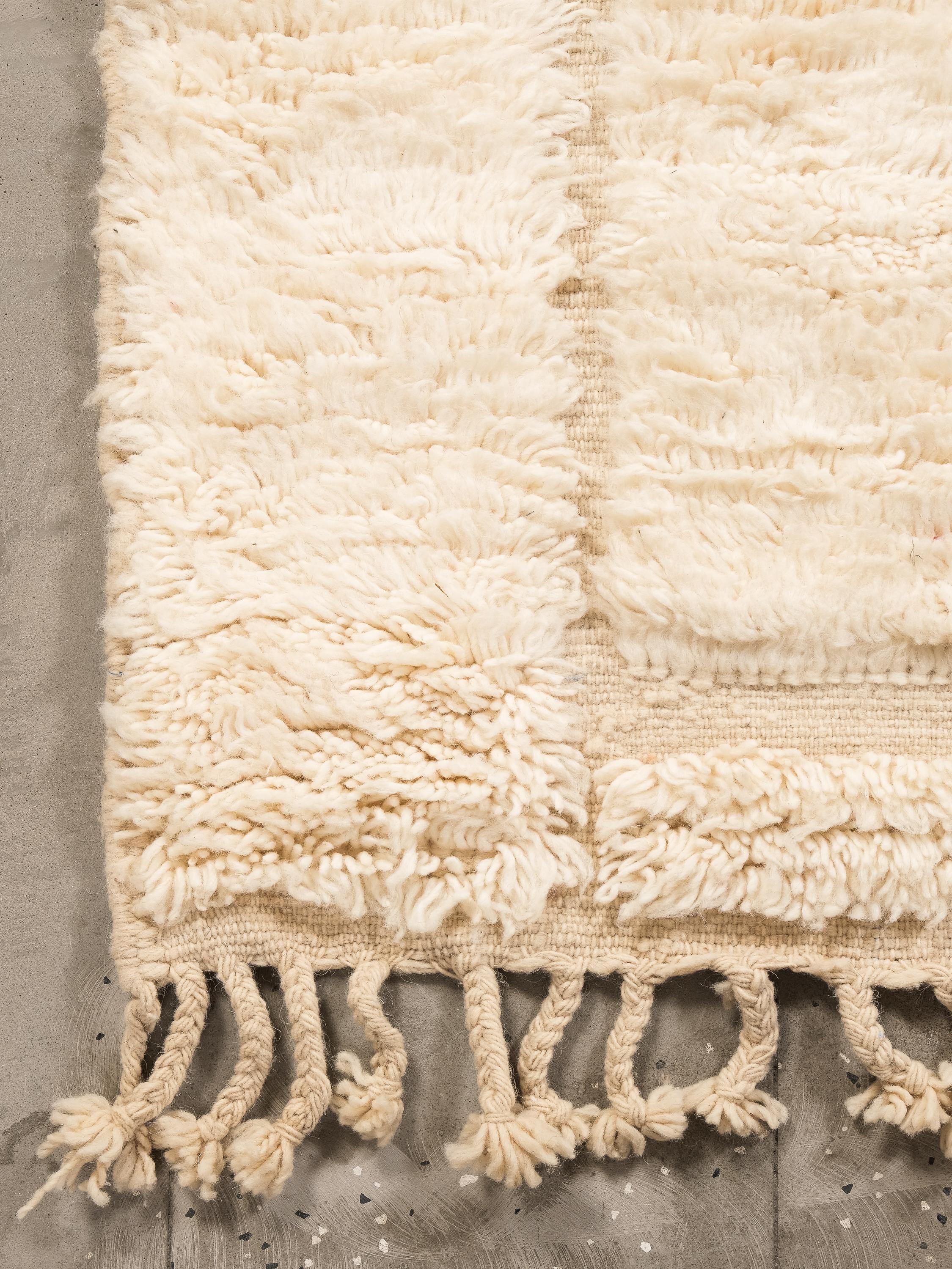 Lana Handwoven Moroccan Cream White Wool Rug with Geometric Motif in vendita