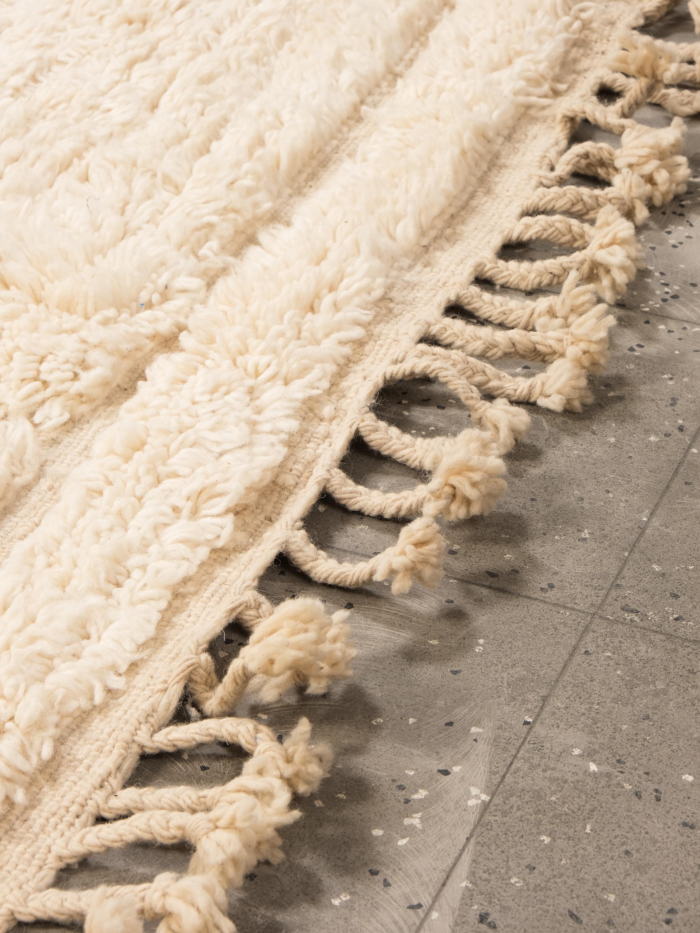 Handwoven Moroccan Cream White Wool Rug with Geometric Motif in vendita 1