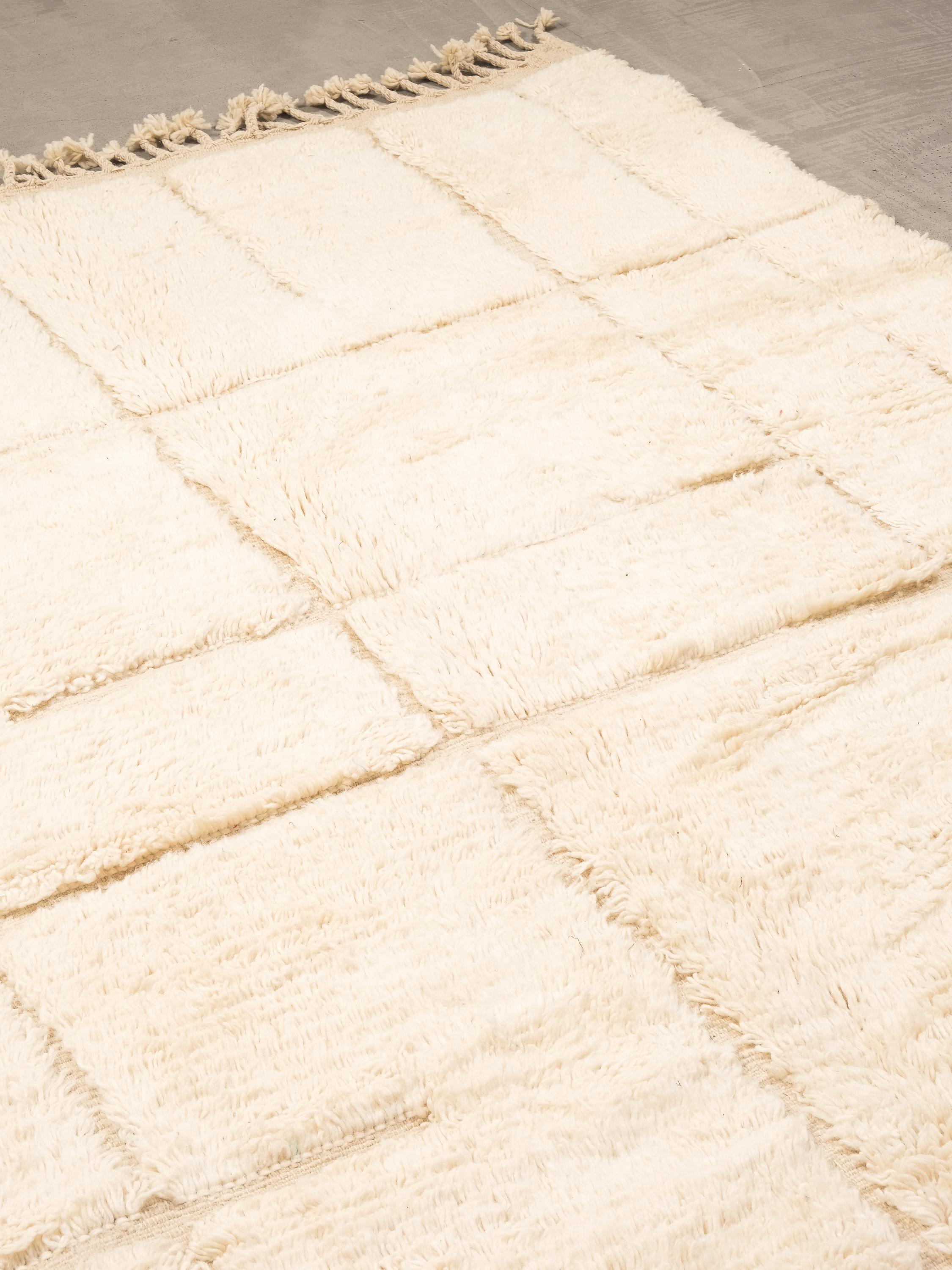 Handwoven Moroccan Cream White Wool Rug with Geometric Motif in vendita 2