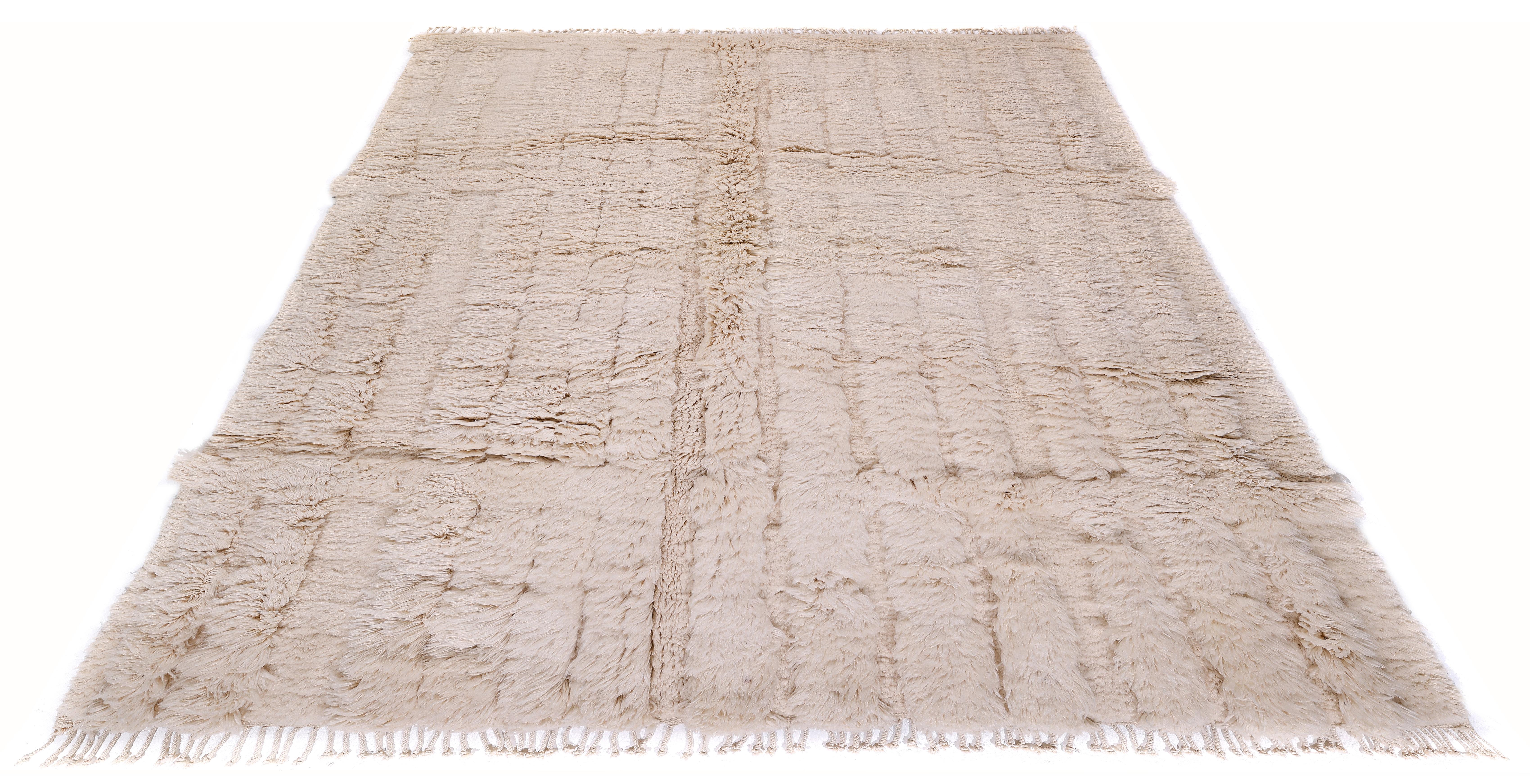 Tapis marocain tissé à la main - Luxueux Shag crème, style géométrique moderne en vente 1