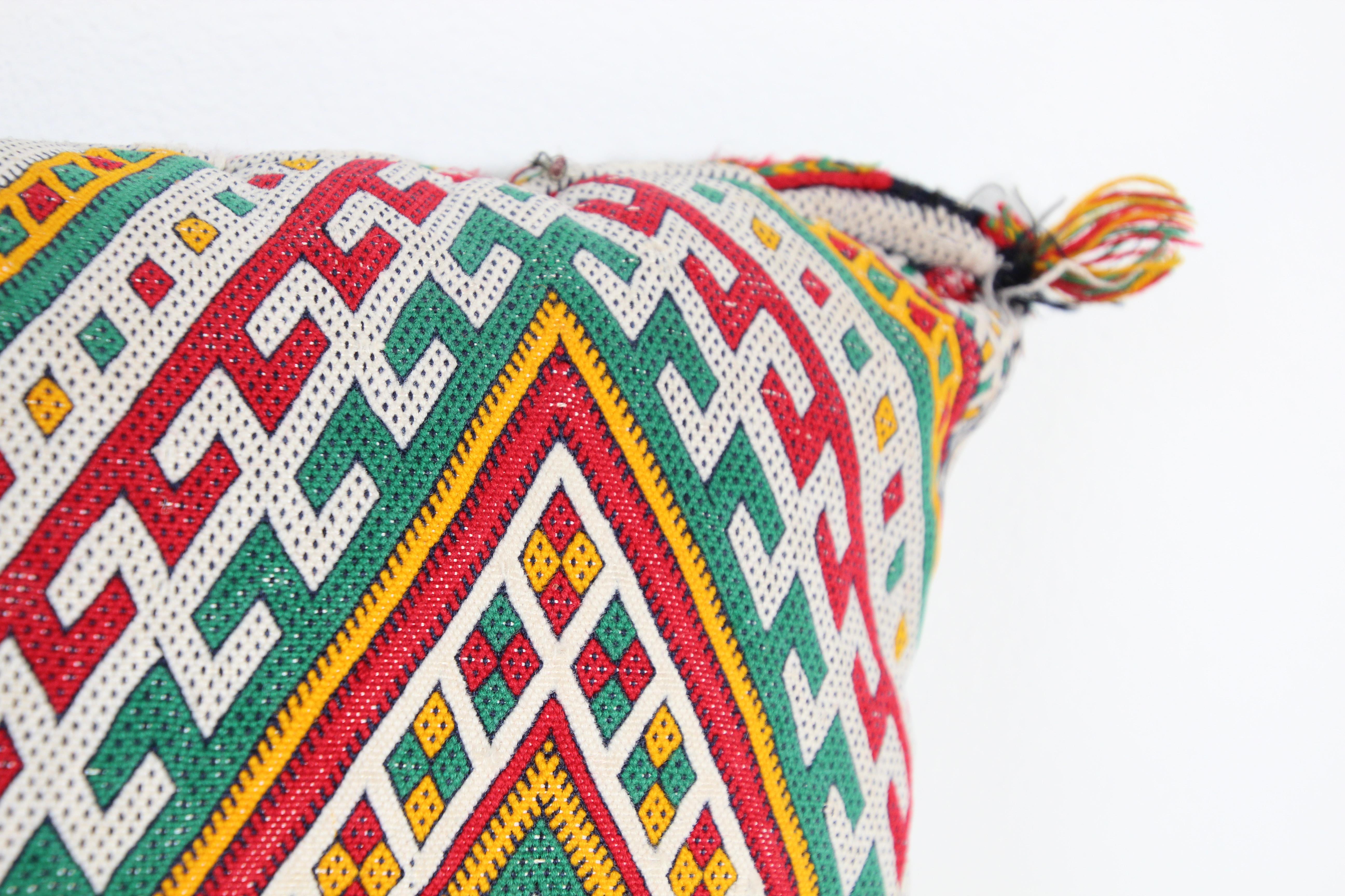 Authentische marokkanische Berber handgewebten Stammes-Kissen aus einem Vintage-Teppich gemacht.die Vorder-und die Rückseite sind aus einem anderen Teppich gemacht, ist vorne mehr aufwendig und zurück ist mehr plain.Geometrische afrikanische