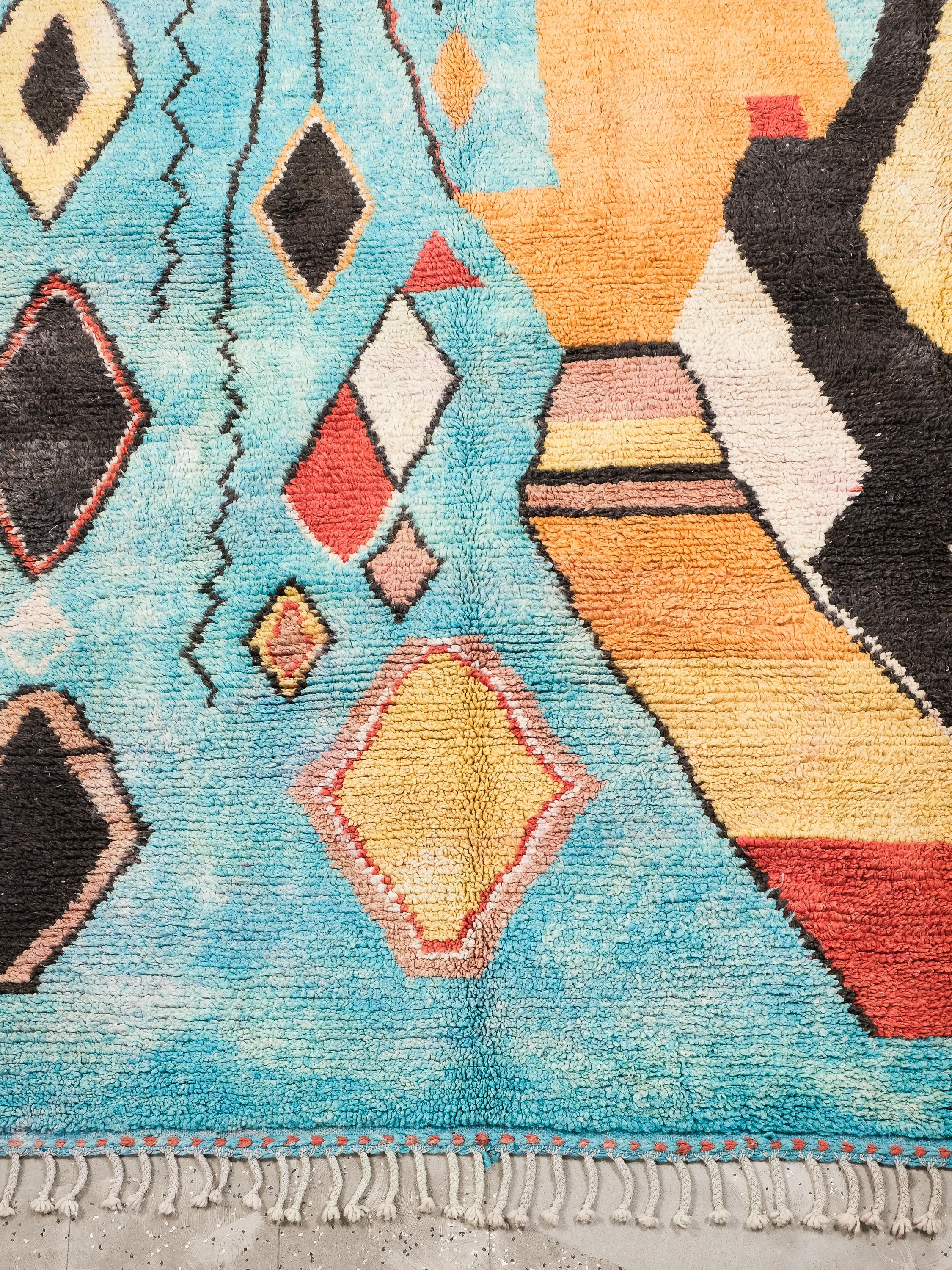 Ein wunderschöner handgewebter marokkanischer Wollteppich mit den Maßen 300 x 200 cm, der mit traditionellen, über Generationen weitergegebenen Webtechniken hergestellt wurde. Dieses Stück verkörpert den handwerklichen Charme und den strukturellen