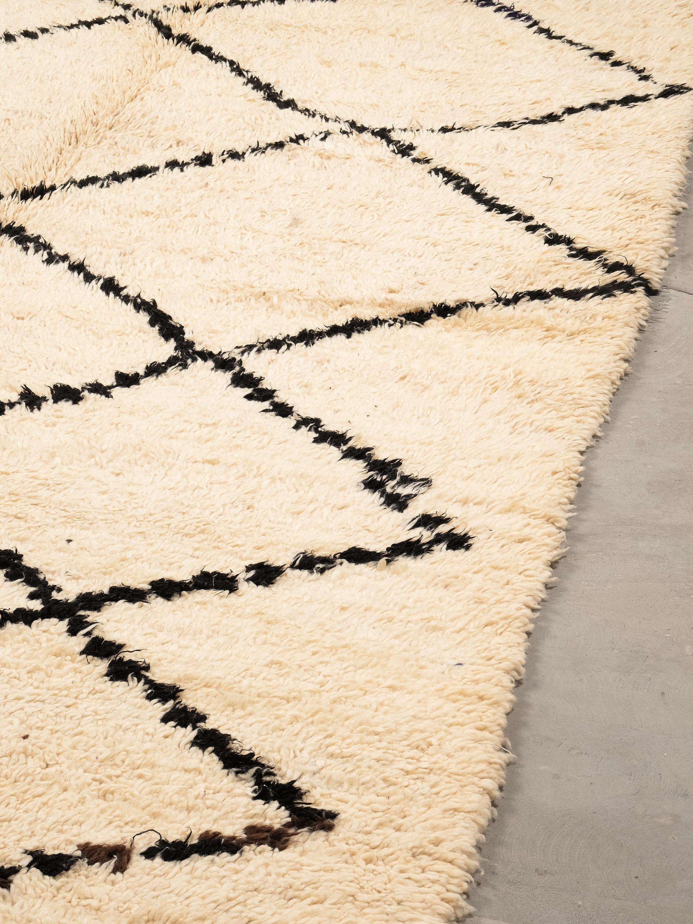 Scandinavo moderno Tappeto in lana marocchina intrecciata a mano con base bianco crema e motivo a diamante nero in vendita
