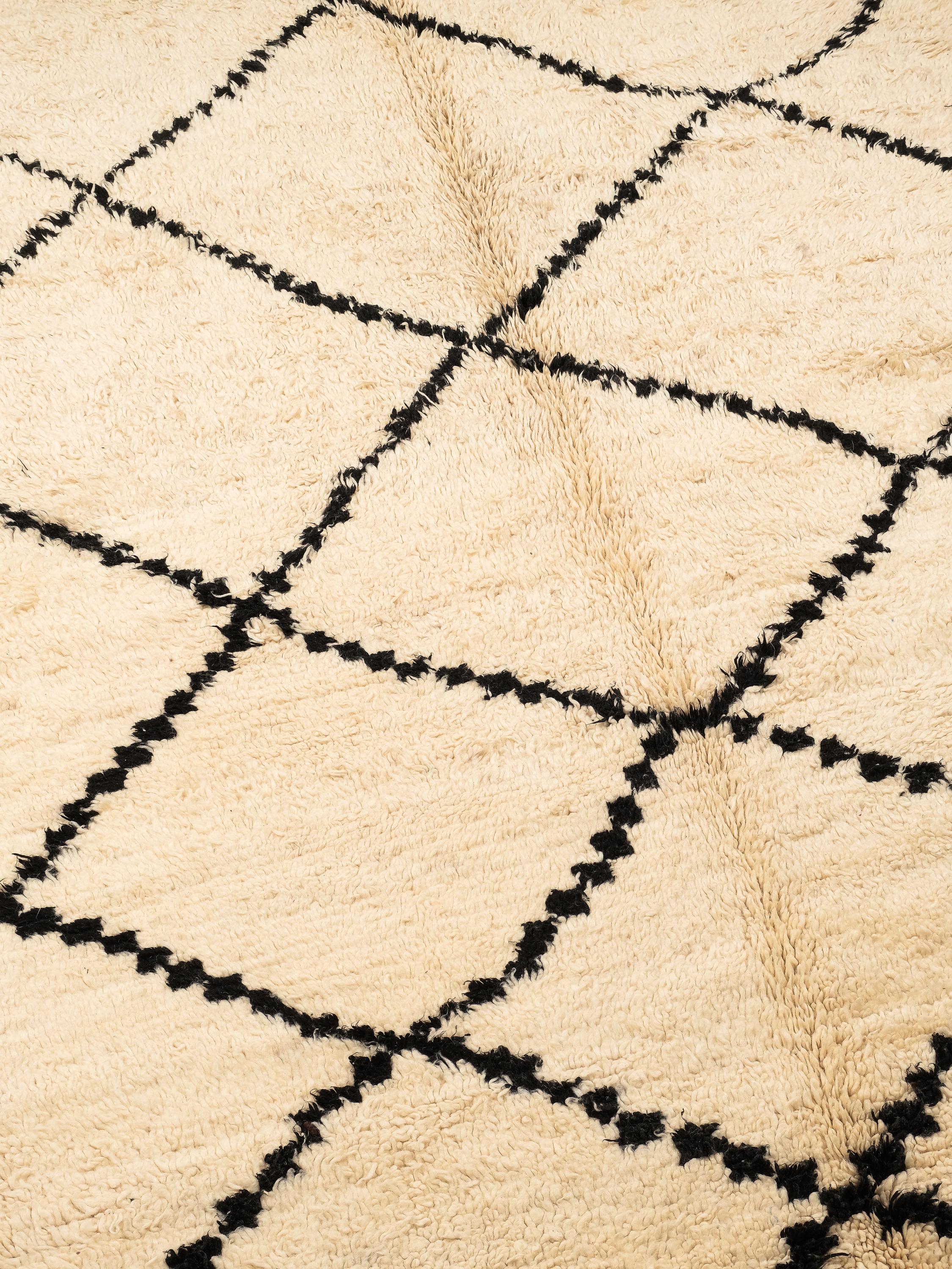 Tappeto in lana marocchina intrecciata a mano con base bianco crema e motivo a diamante nero in vendita 1