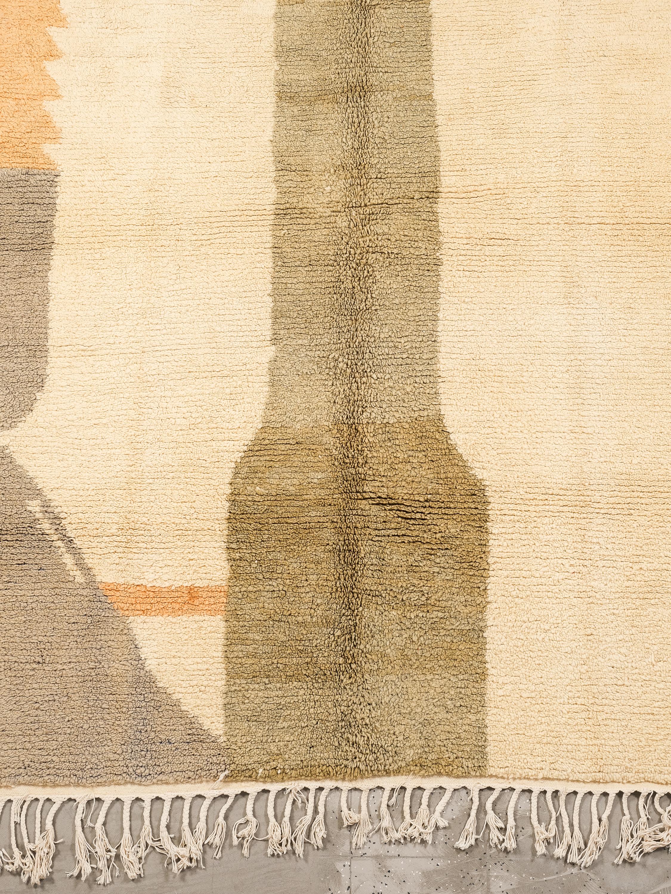 Eleva tu interior con esta impresionante alfombra de lana marroquí tejida a mano, de 270 x 207 cm. Caracterizada por su suave base crema y su discreto motivo geométrico, esta pieza logra el equilibrio perfecto entre tradición y elegancia