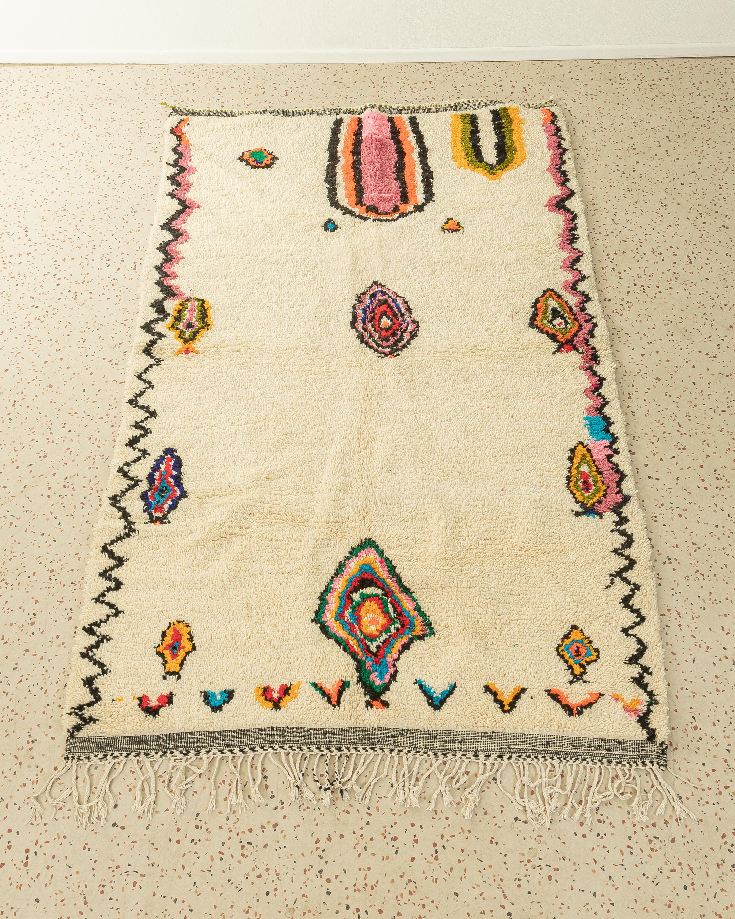 Sea Shells ist ein moderner Teppich aus 100 % Wolle - dick und weich, angenehm zu tragen. Unsere Berberteppiche werden von Amazigh-Frauen im Atlasgebirge handgewebt und handgeknüpft. Diese Gemeinschaften stellen schon seit Tausenden von Jahren