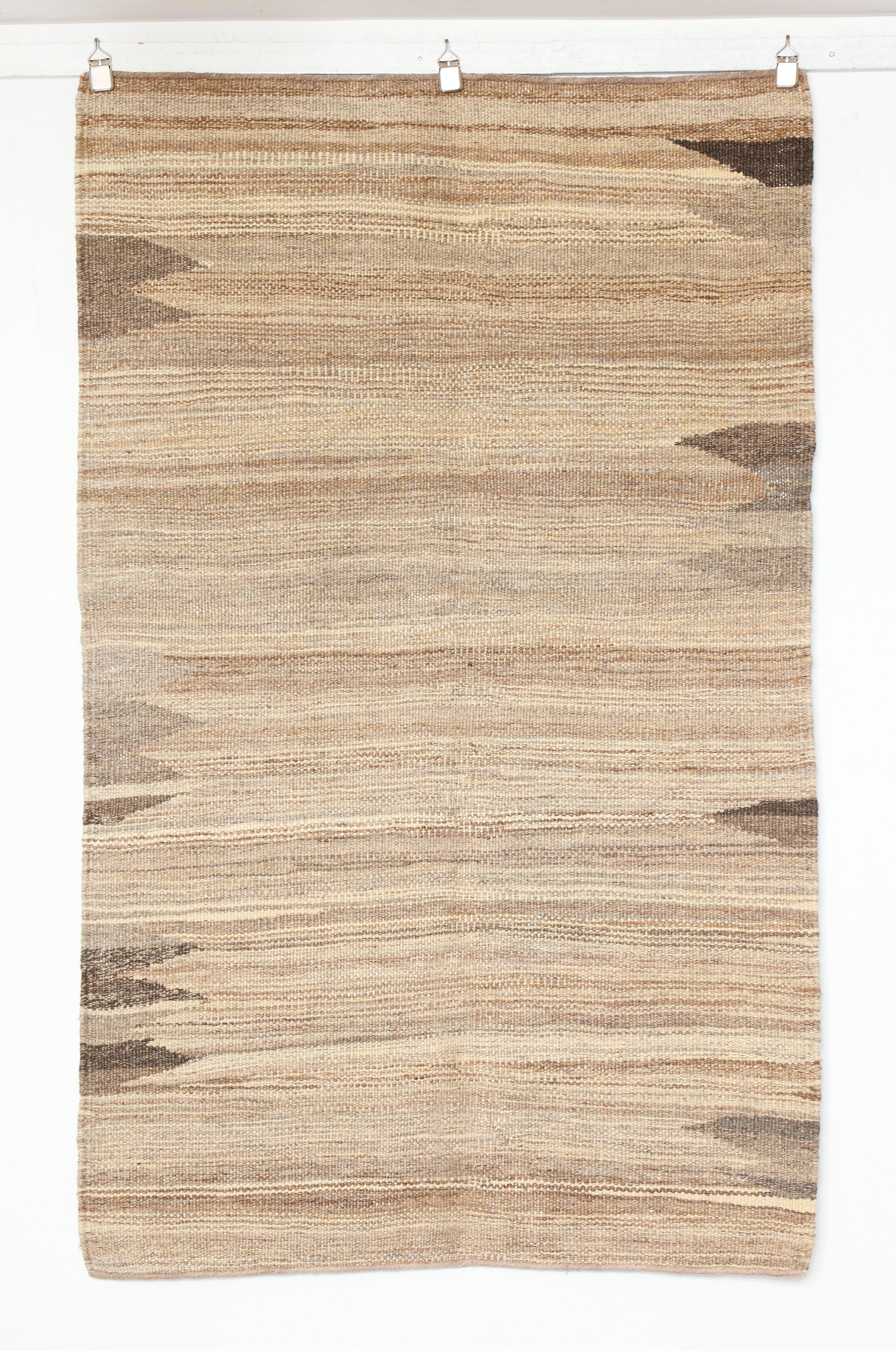 Questo tappeto in lana intrecciato a mano di 3' x 4' presenta una raffinata composizione di toni neutri stratificati in sabbia calda, taupe e pietra morbida. Sottili forme geometriche a gradini emergono sulla superficie, creando un movimento