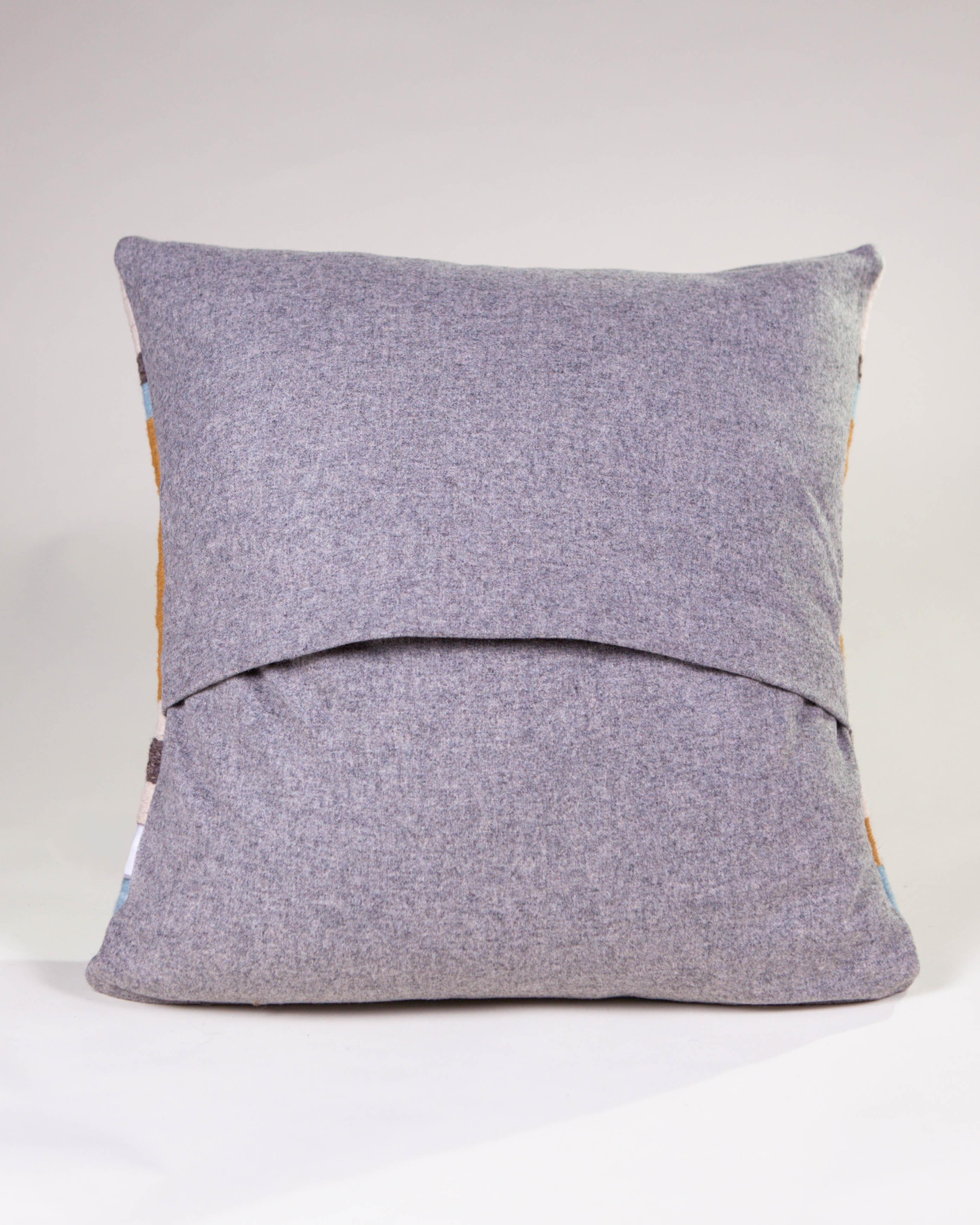 XXI secolo e contemporaneo Cuscino in lana intrecciato a mano in stile boho in ocra e indaco, in stock in vendita