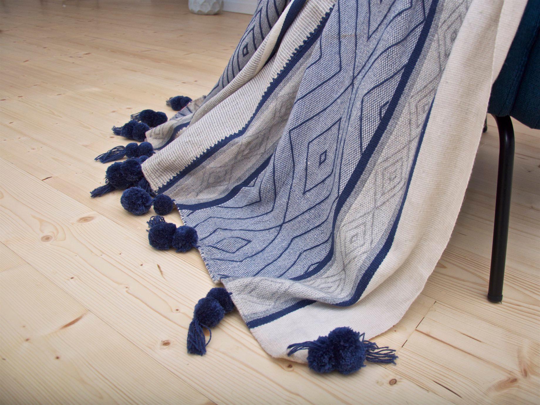 Diese große blaue Decke aus Oasis Alpaca kann als Decke oder als Picknickdecke verwendet werden. Sie wurde von dem Kunsthandwerker Racio Del Barco in Cuzco entworfen und von Weberinnen in einer abgelegenen Gemeinde in Ollantaytambo, Peru,