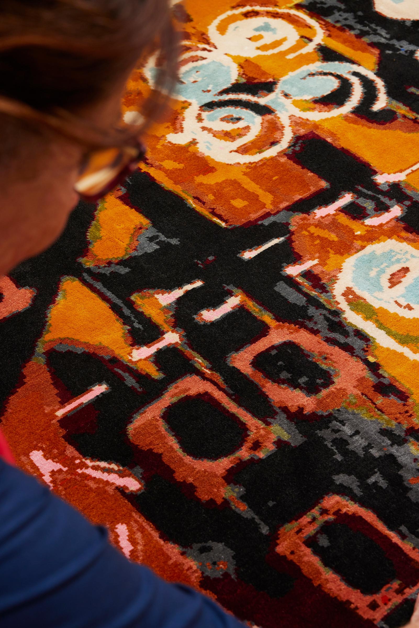 Handgewebter orangefarbener Seidenteppich, entworfen von Dena Lawrence und in Kaschmir gewebt.   (Expressionismus) im Angebot