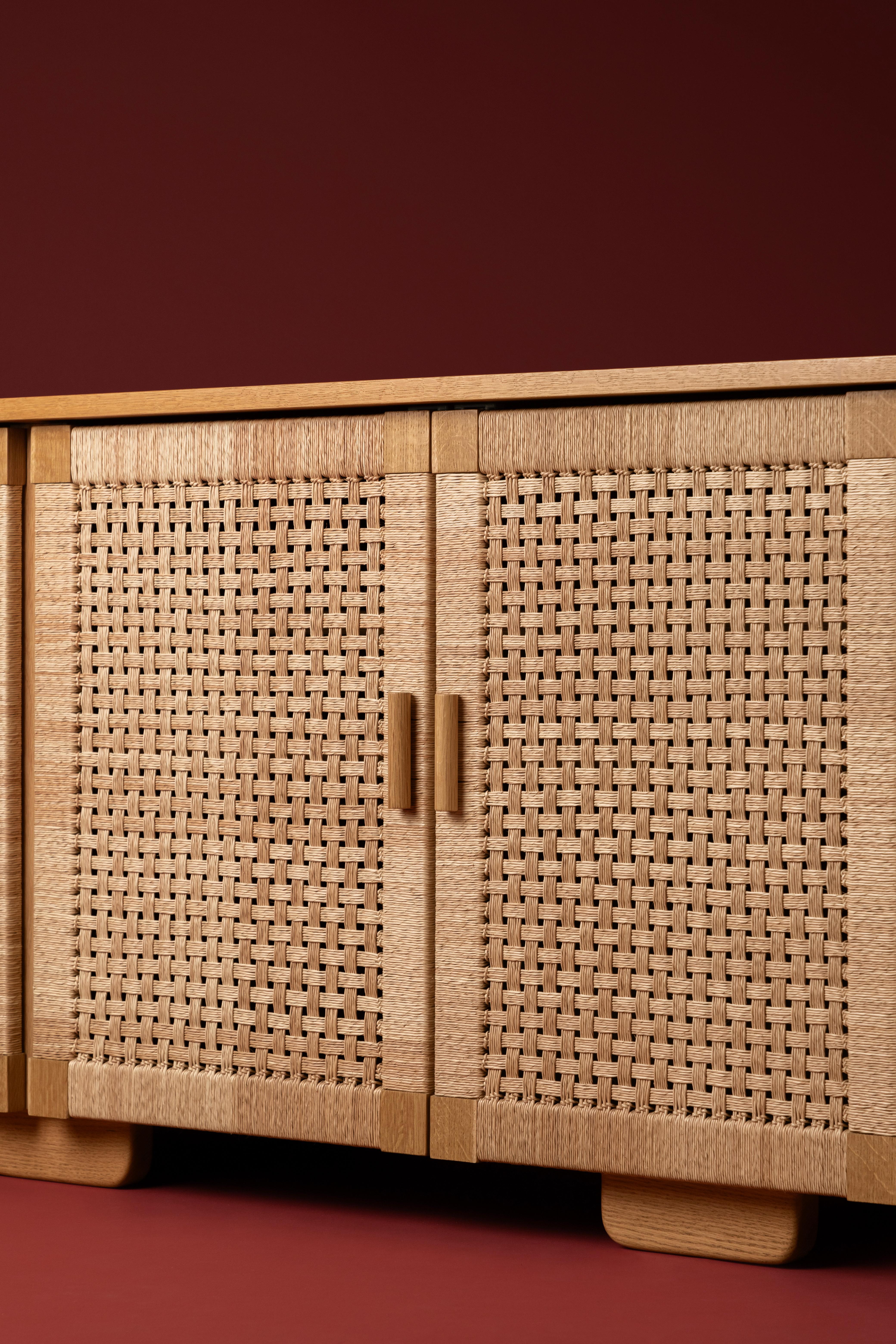 Handgewebte Anrichte aus Palmenholz und Holz mit 4 Türen von Michael van Beuren von LUTECA (Mexikanisch) im Angebot