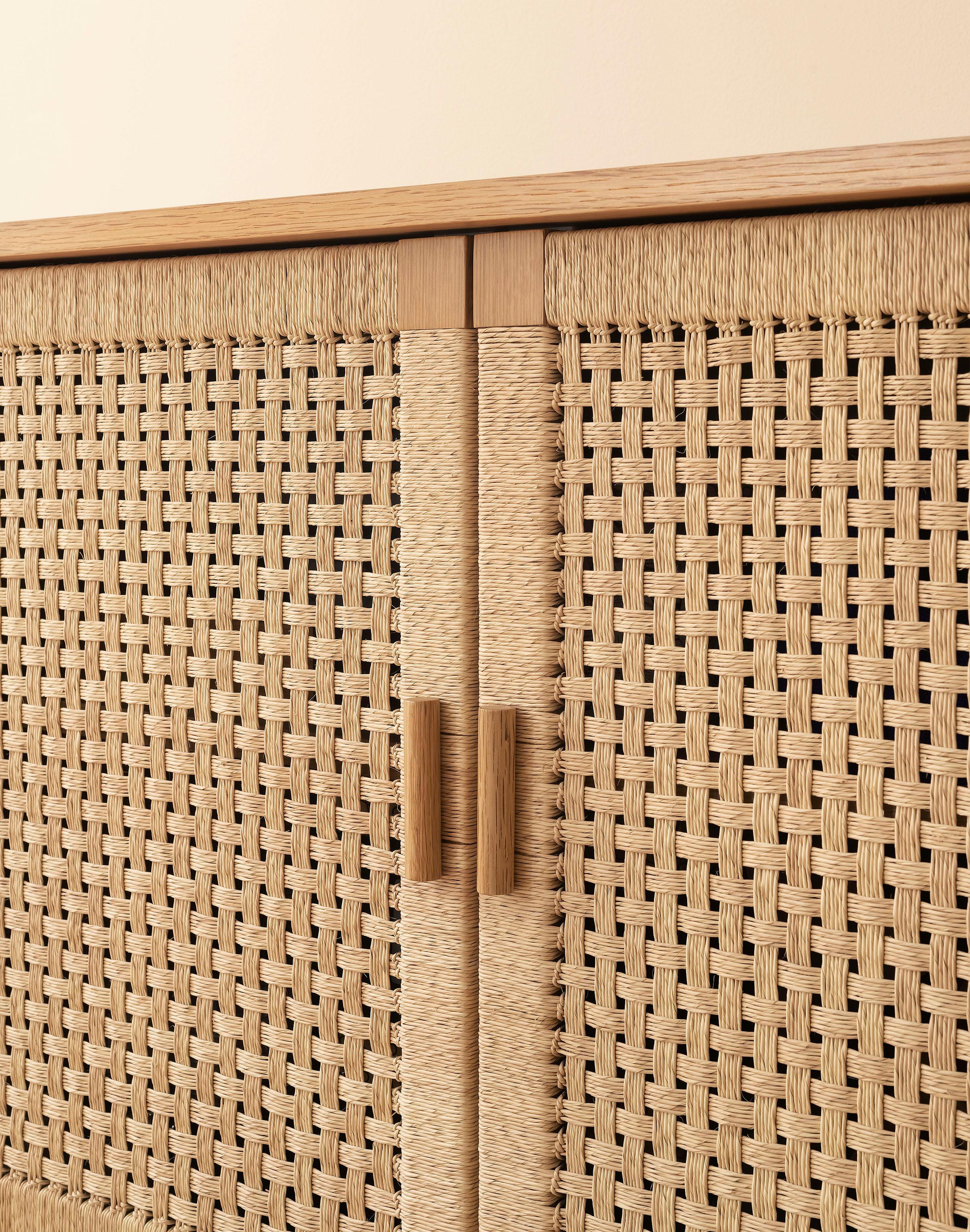 Handgewebte Anrichte aus Palmenholz und Holz mit 4 Türen von Michael van Beuren von LUTECA (21. Jahrhundert und zeitgenössisch) im Angebot