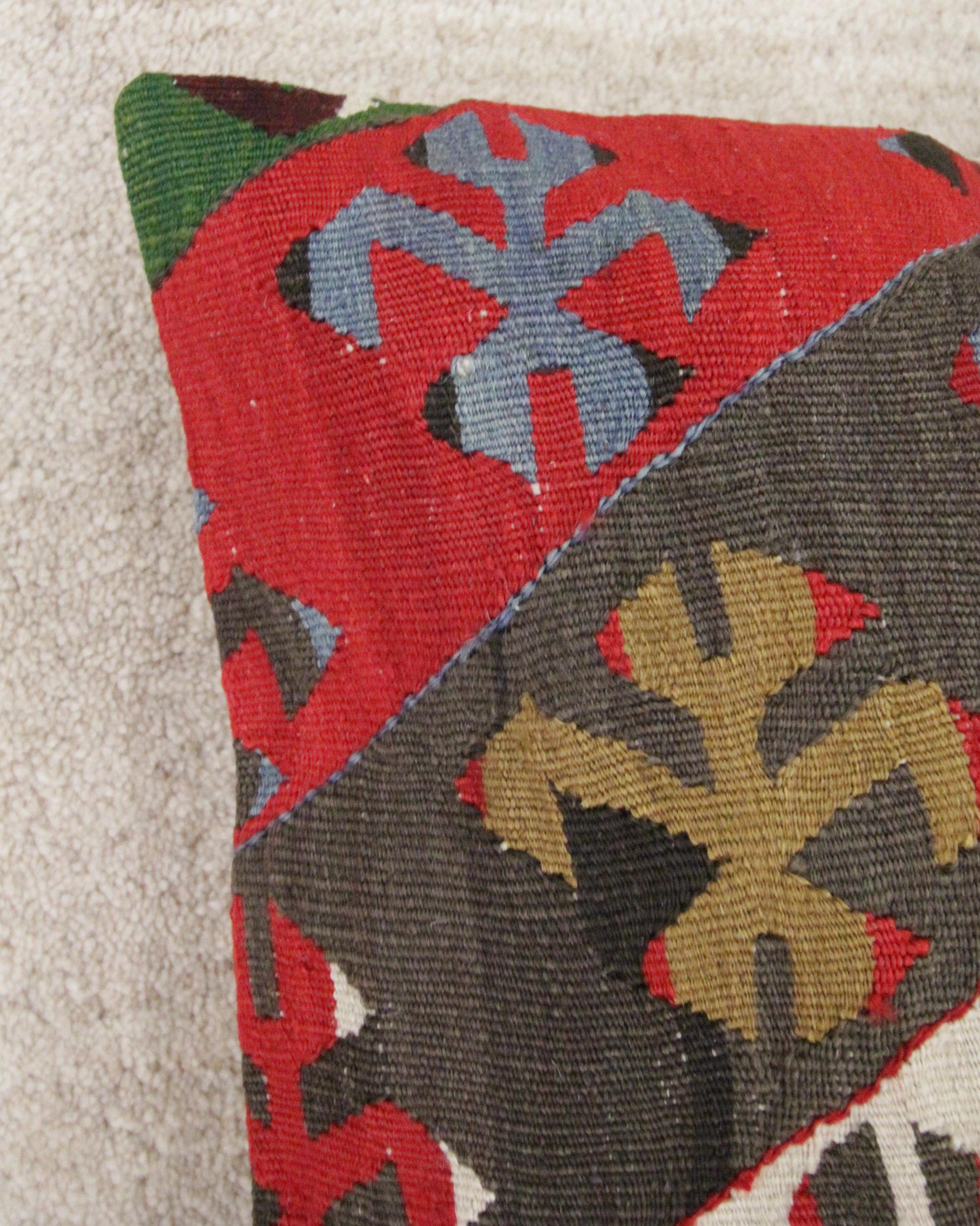 Handwoven Pillow Multicoloured Turkish Geometric Kilim Cushion Cover In New Condition For Sale In Hampshire, GB