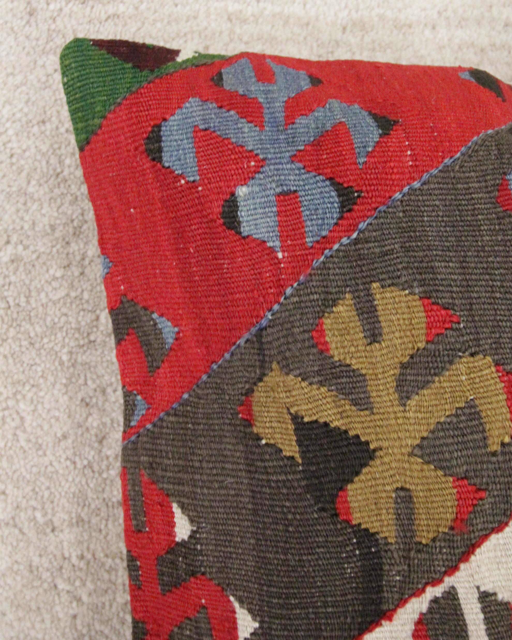Handwoven Pillow Multicoloured Turkish Geometric Kilim Cushion Cover In New Condition For Sale In Wembley, GB