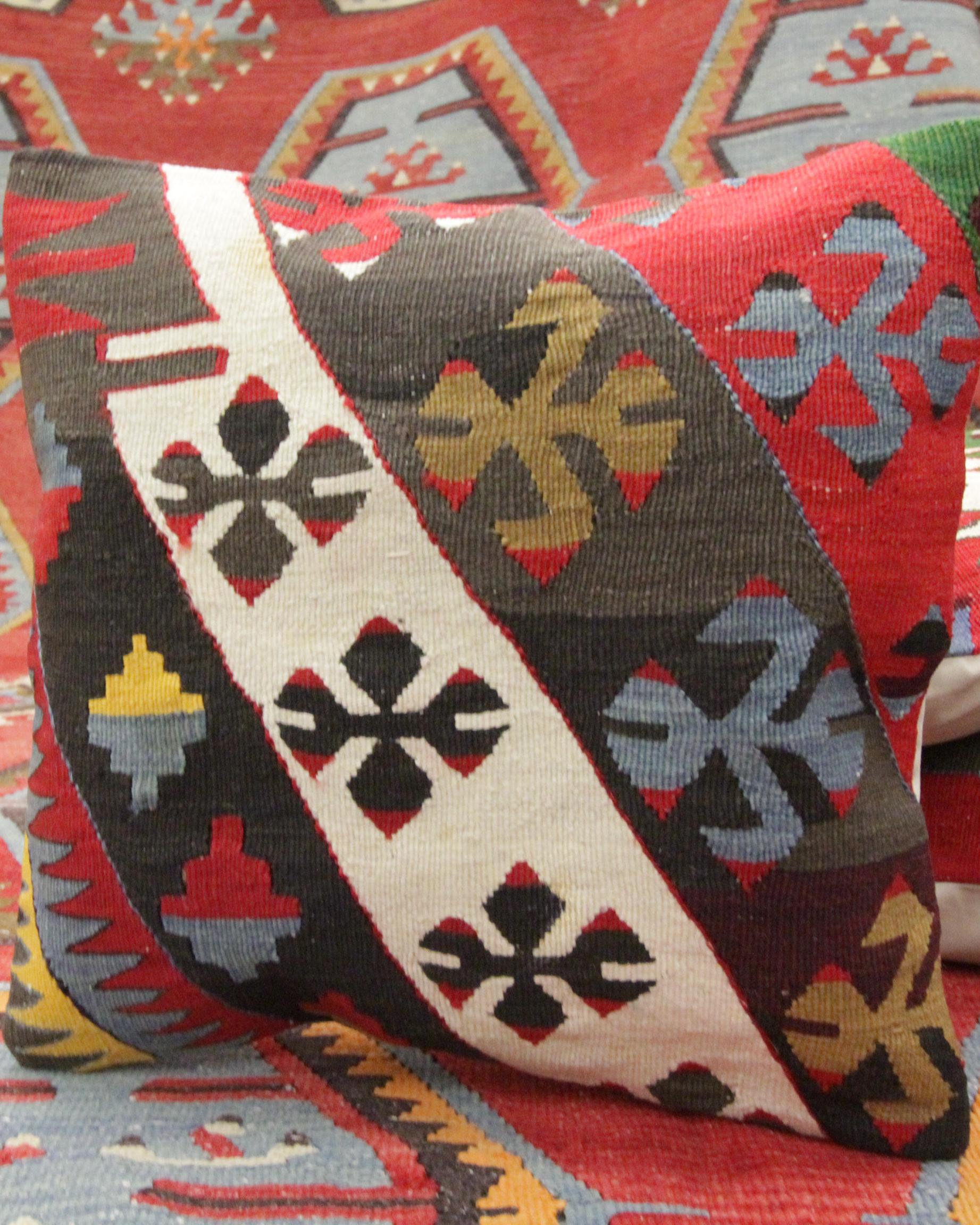 Tissu Coussin de coussin Kilim géométrique turc multicolore tissé à la main en vente