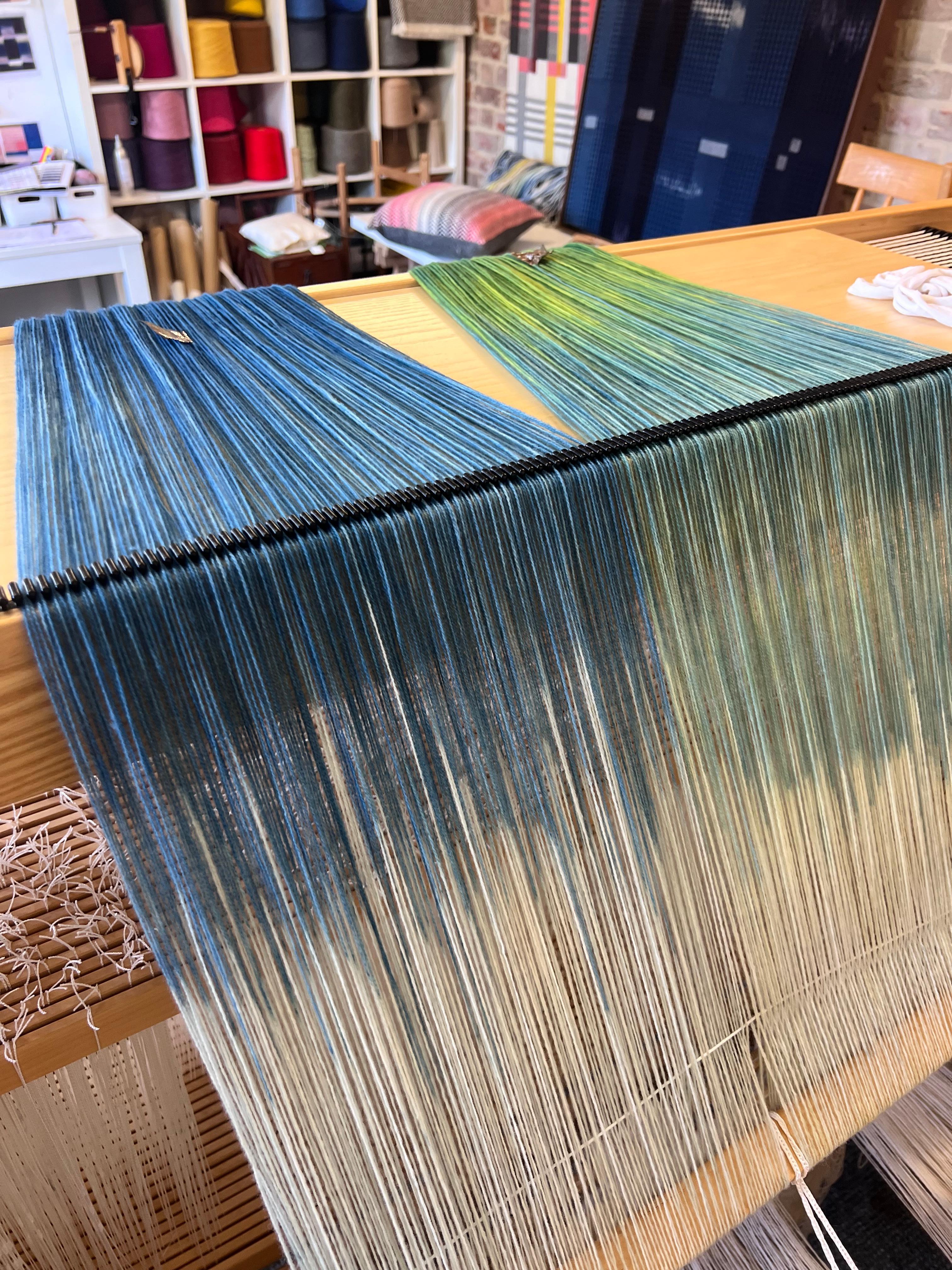 Handgewebte, pflanzlich gefärbte, gerahmte, feine Wandteppichkunstwerke – Teals Farbstudie im Zustand „Neu“ im Angebot in Chelmsford, GB
