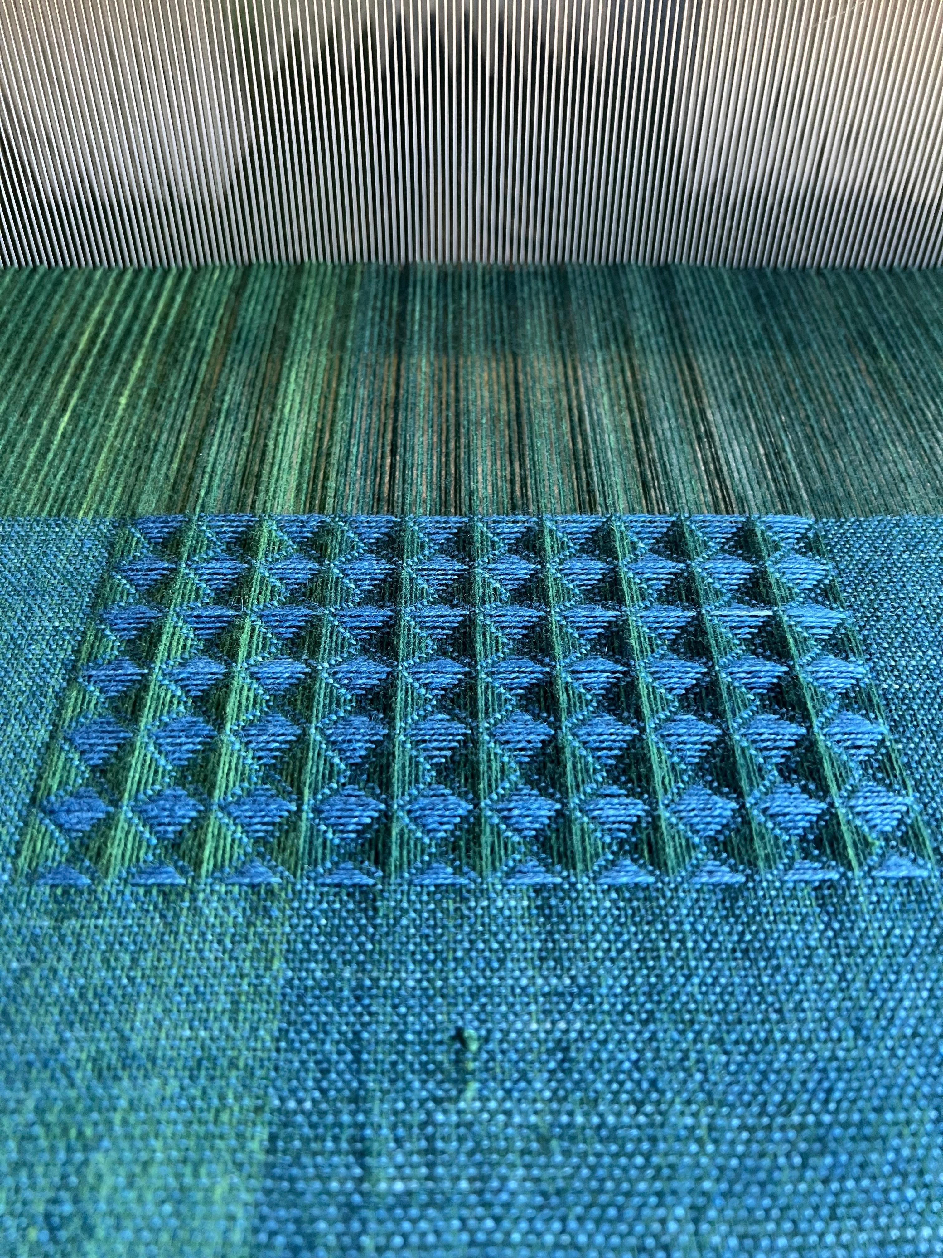 Handgewebte, pflanzlich gefärbte, gerahmte, feine Wandteppichkunstwerke – Teals Farbstudie (Wolle) im Angebot