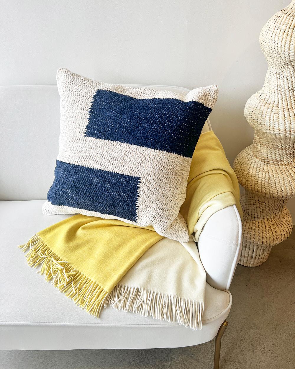 Dieses marineblaue und cremefarbene Baumwollkissen ist aus dicker, handgewebter Baumwolle gefertigt und eignet sich perfekt für stark frequentierte Bereiche wie die Couch im Wohnzimmer. Legen Sie zwei passende Kissen auf jede Seite der Couch oder