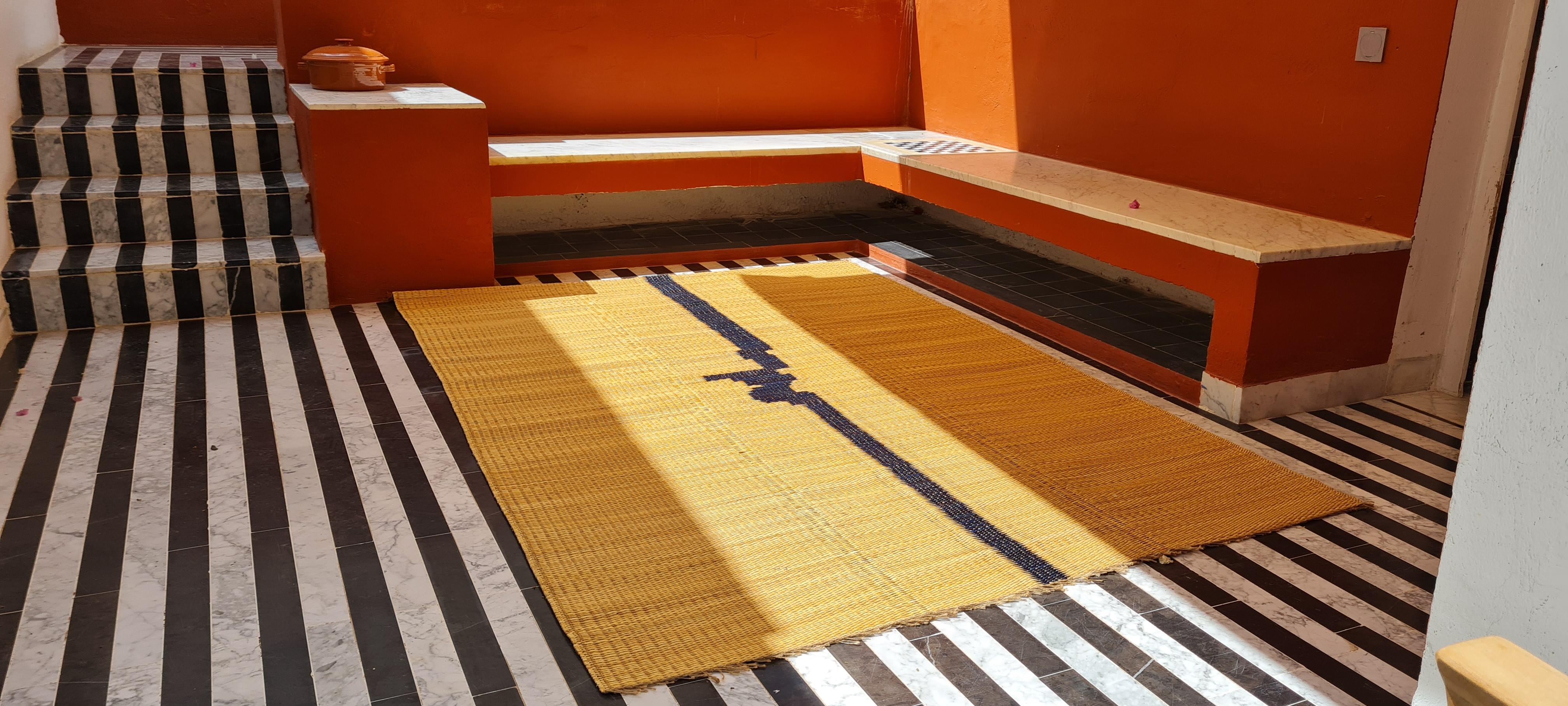 Handgefertigter Teppich aus Naturfaser mit gestreiftem orientalischem Design aus La Fibre Artisanale (Moderne) im Angebot
