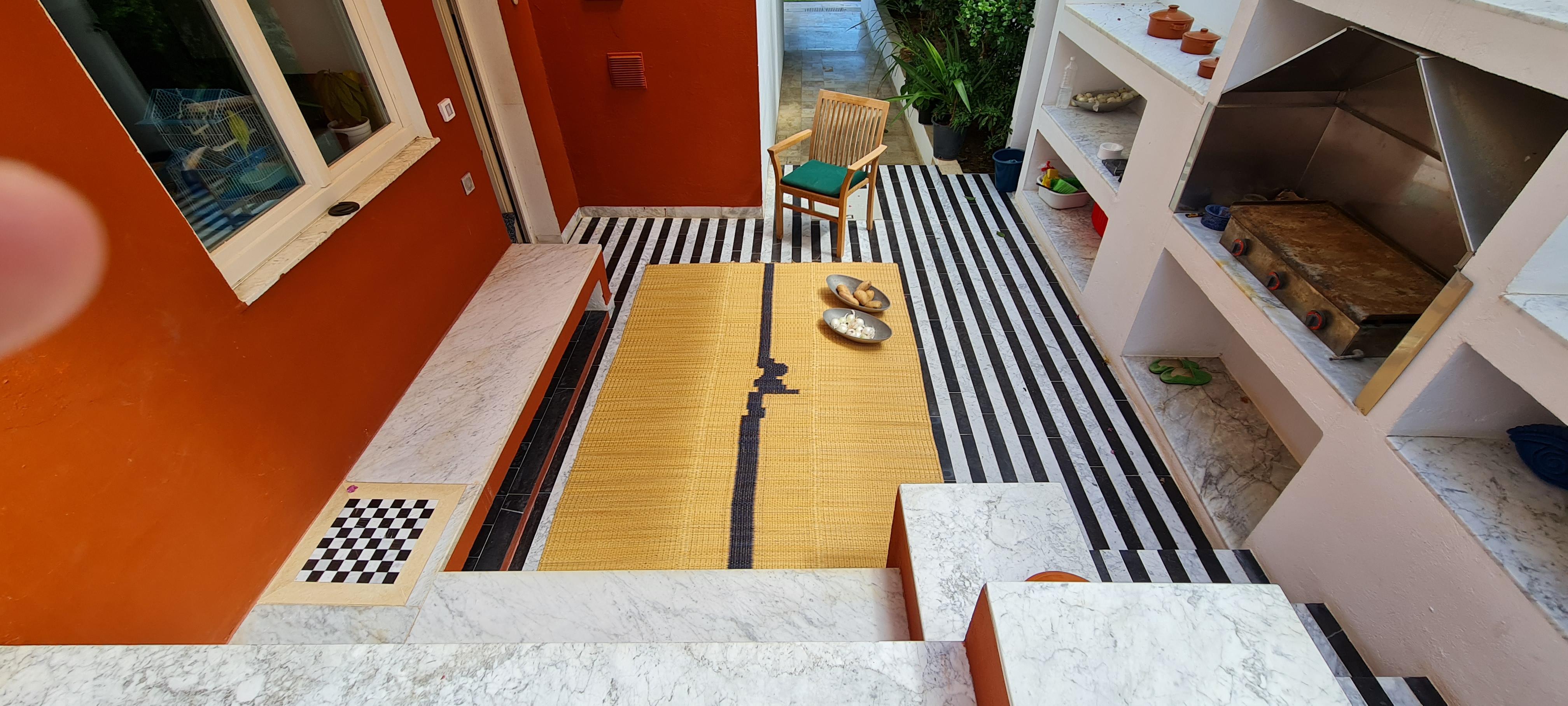 Handgefertigter Teppich aus Naturfaser mit gestreiftem orientalischem Design aus La Fibre Artisanale (Tunesisch) im Angebot