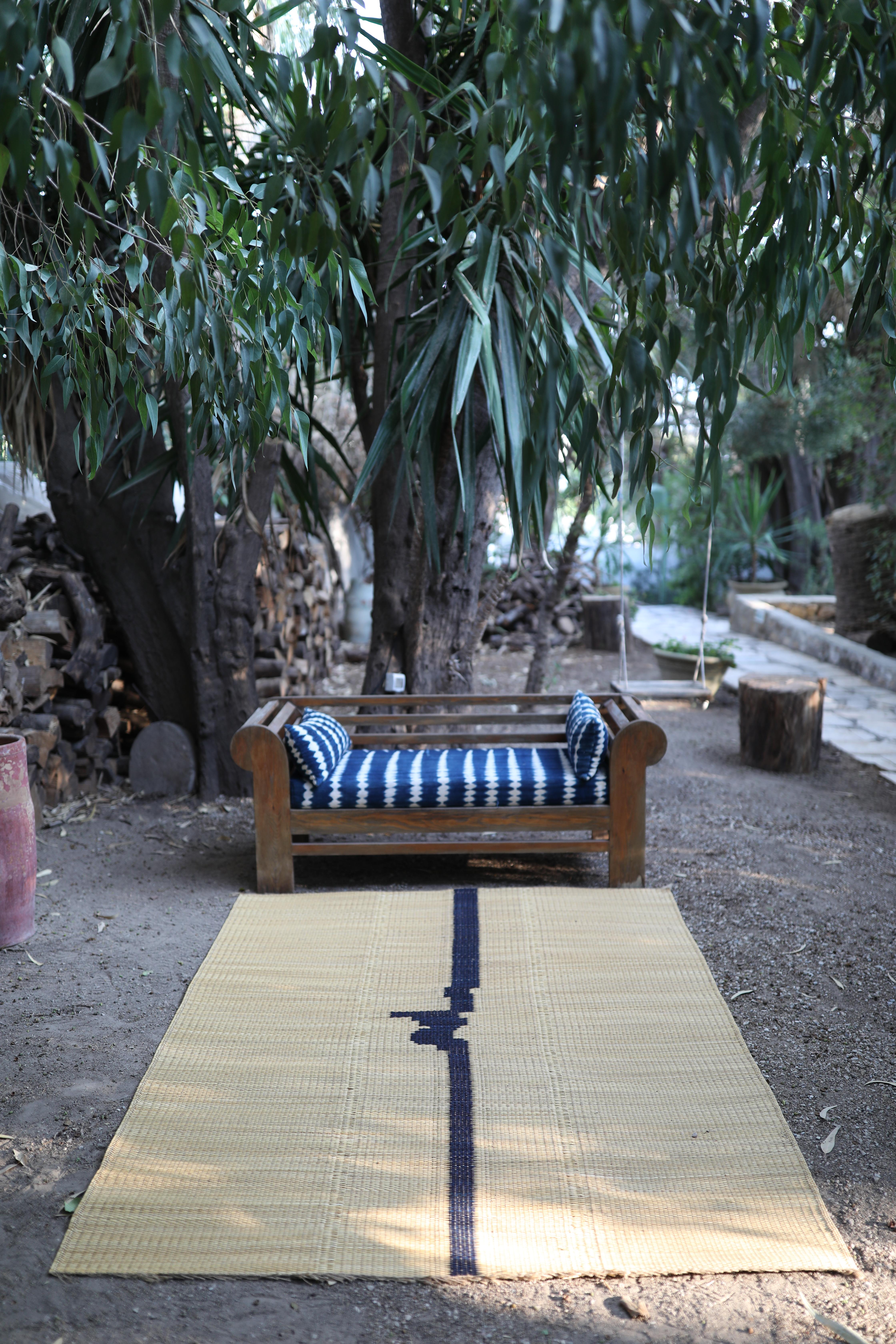 Handgefertigter Teppich aus Naturfaser mit gestreiftem orientalischem Design aus La Fibre Artisanale im Angebot 1