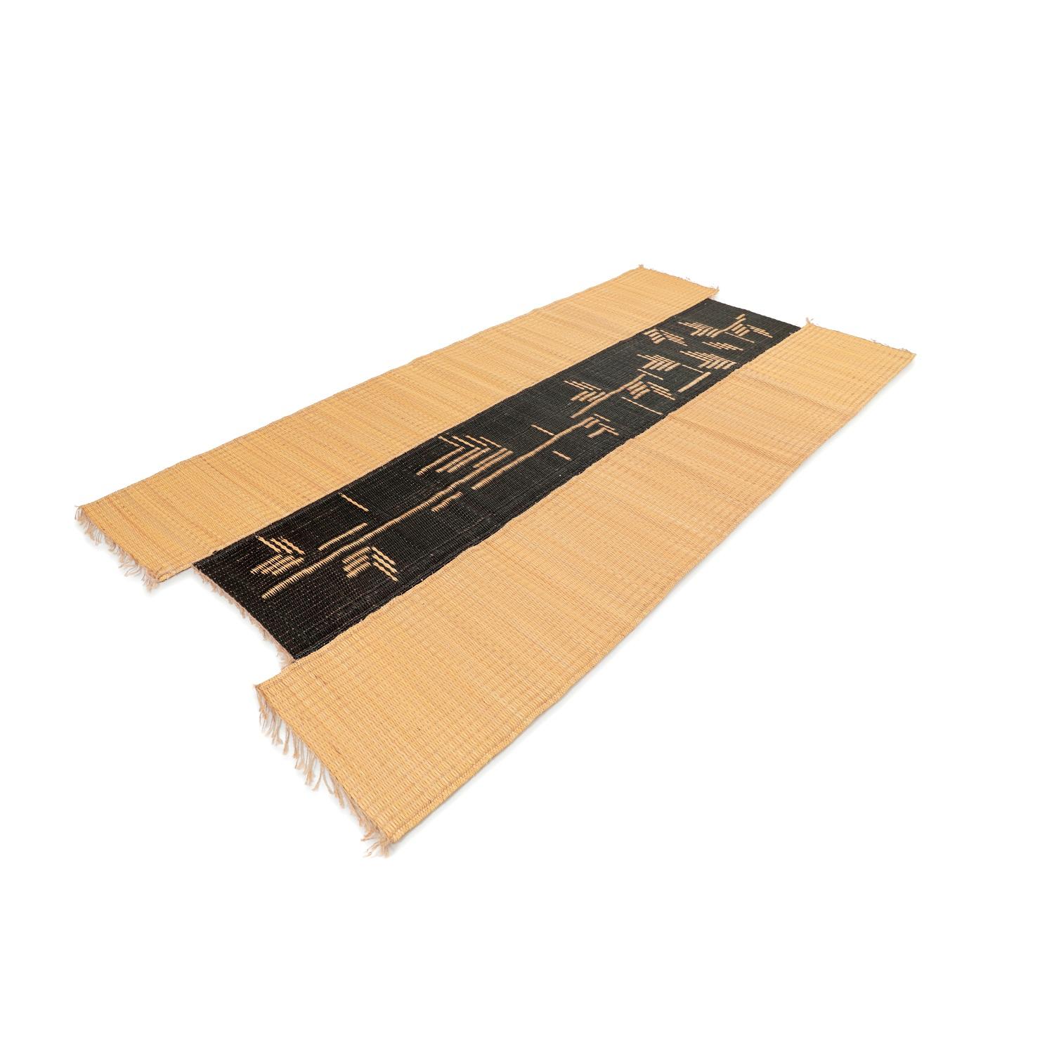 Handgewebter Teppich aus Naturfaser mit schwarzem Muster l La Fibre Artisanale im Angebot 3