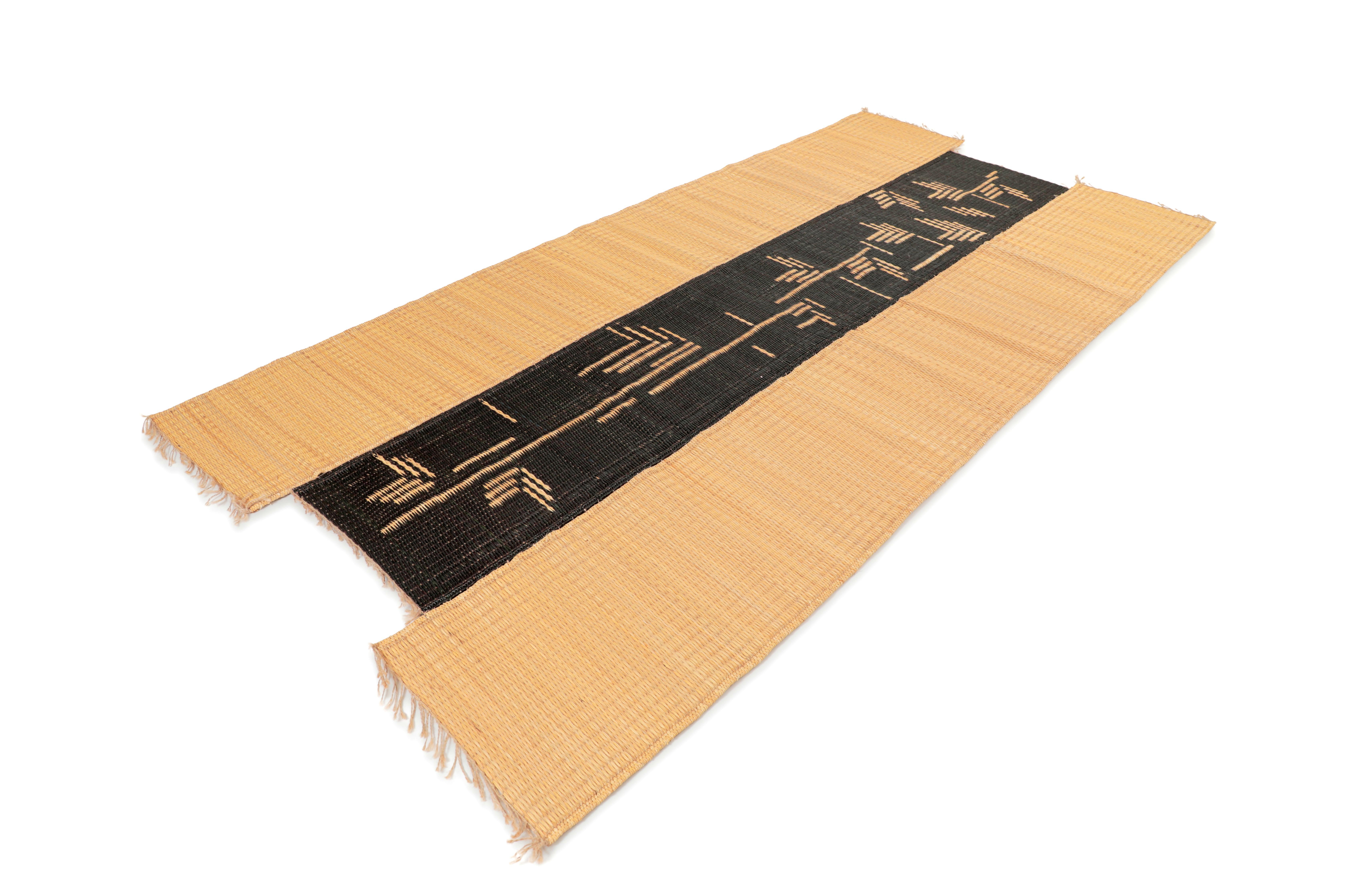 Handgewebter Teppich aus Naturfaser mit schwarzem Muster l La Fibre Artisanale (21. Jahrhundert und zeitgenössisch) im Angebot