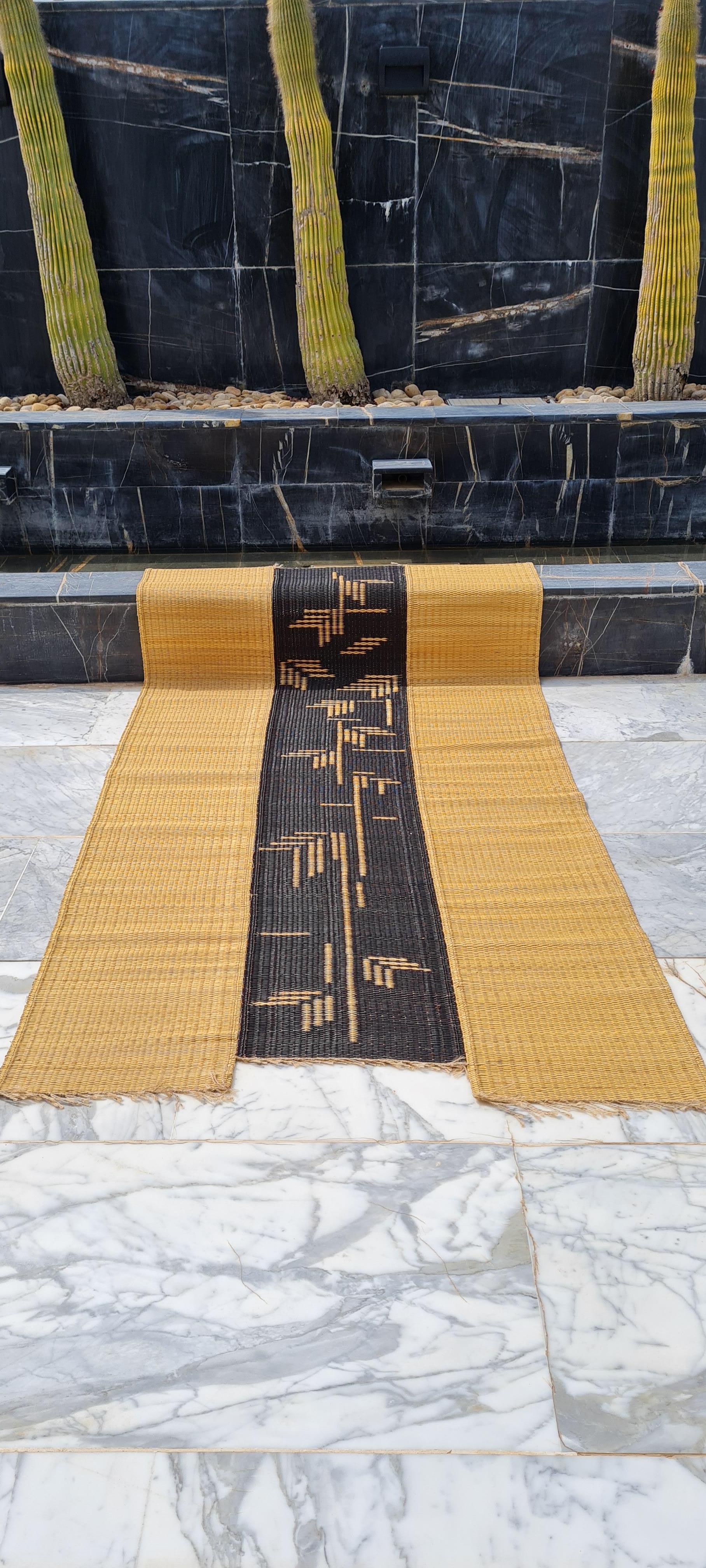 Handgewebter Teppich aus Naturfaser mit schwarzem Muster l La Fibre Artisanale im Angebot 1