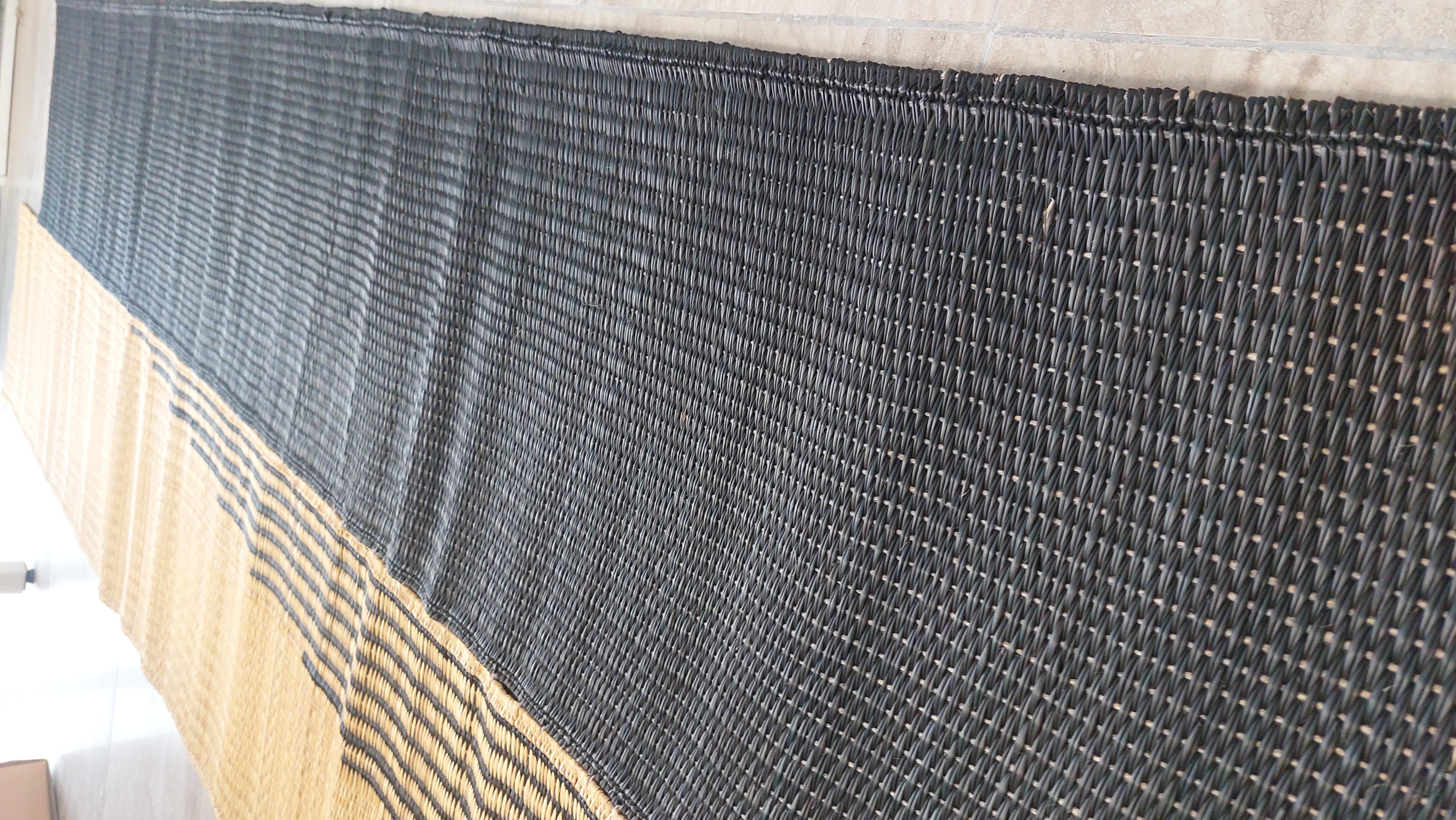 Tunisino Tappeto Runner intrecciato a mano in fibra naturale con motivo nero per un arredamento moderno in vendita
