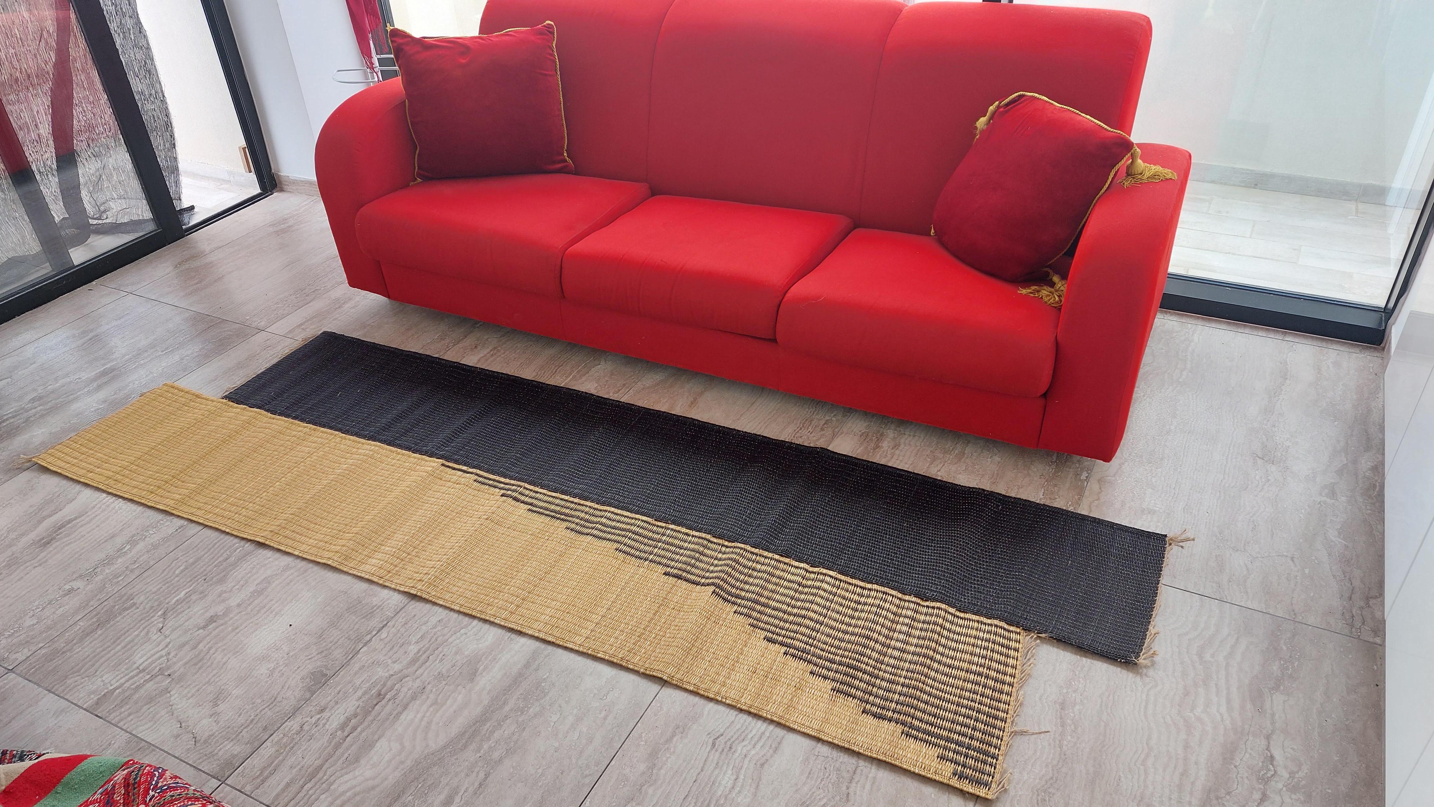 XXI secolo e contemporaneo Tappeto Runner intrecciato a mano in fibra naturale con motivo nero per un arredamento moderno in vendita