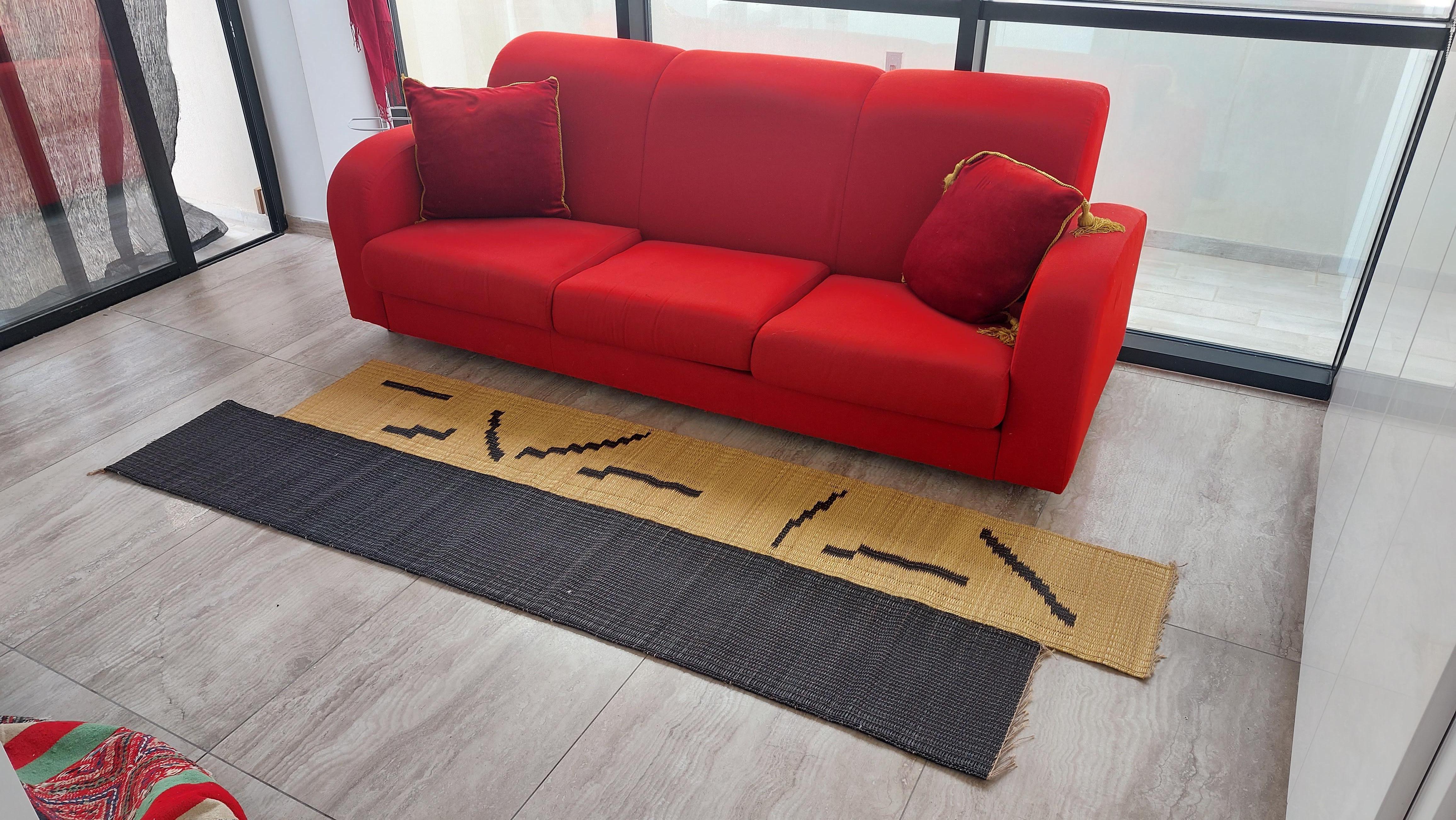 This runner rug, through its irregular shape, reflects a new way of assembling mats in 2 staggered bands, and reflects the contribution of design crafts in the art of weaving mats in Smar (sea rush).
This irregularly shaped natural fiber rug created