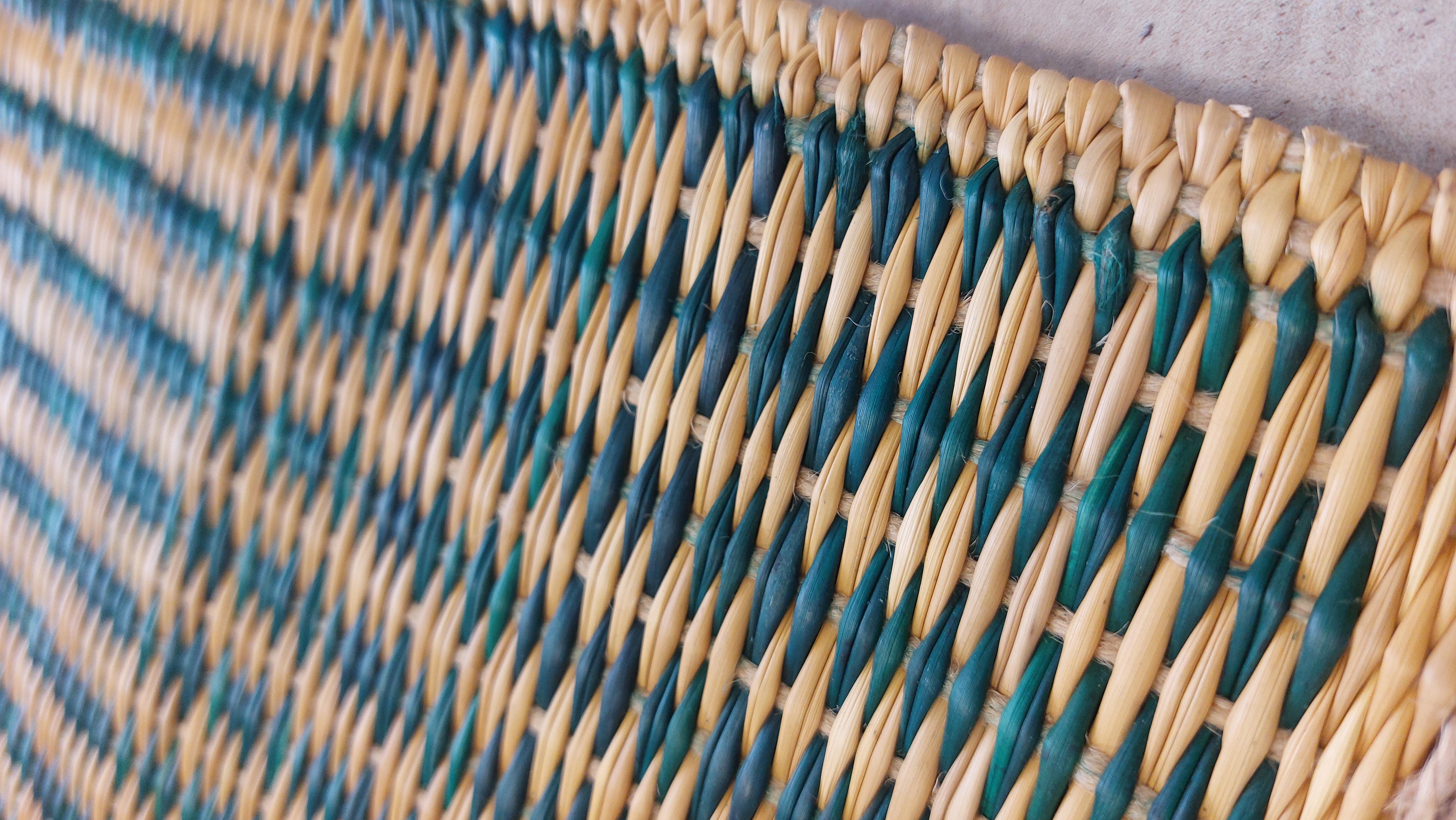 Handwoven Runner Rug in Natural Fiber with Green Pattern for Modern Decor In New Condition For Sale In LES BERGES DU LAC, TN