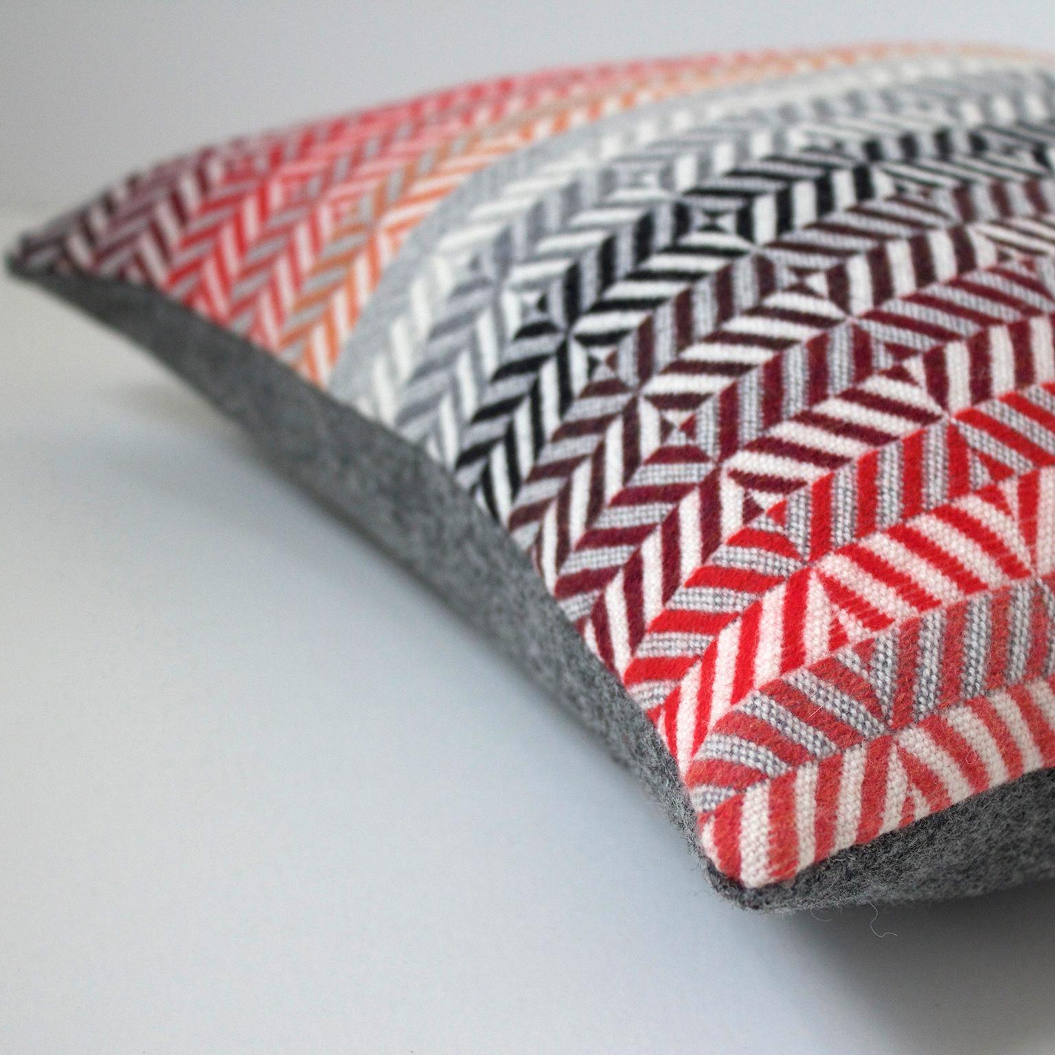Britannico Cuscino in lana merino a righe geometriche intrecciate a mano, rosso rosa grigio in vendita