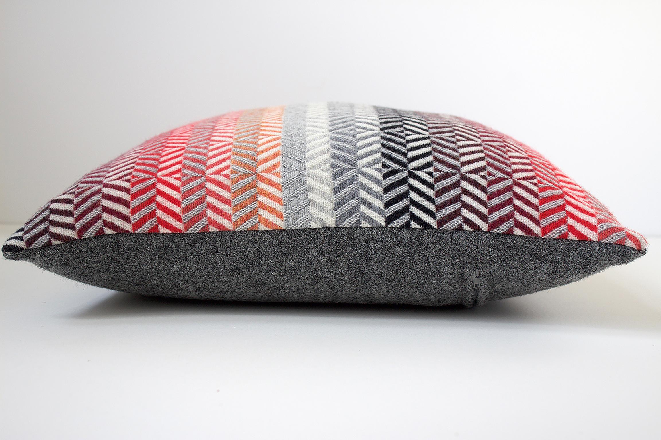 Tessuto a mano Cuscino in lana merino a righe geometriche intrecciate a mano, rosso rosa grigio in vendita