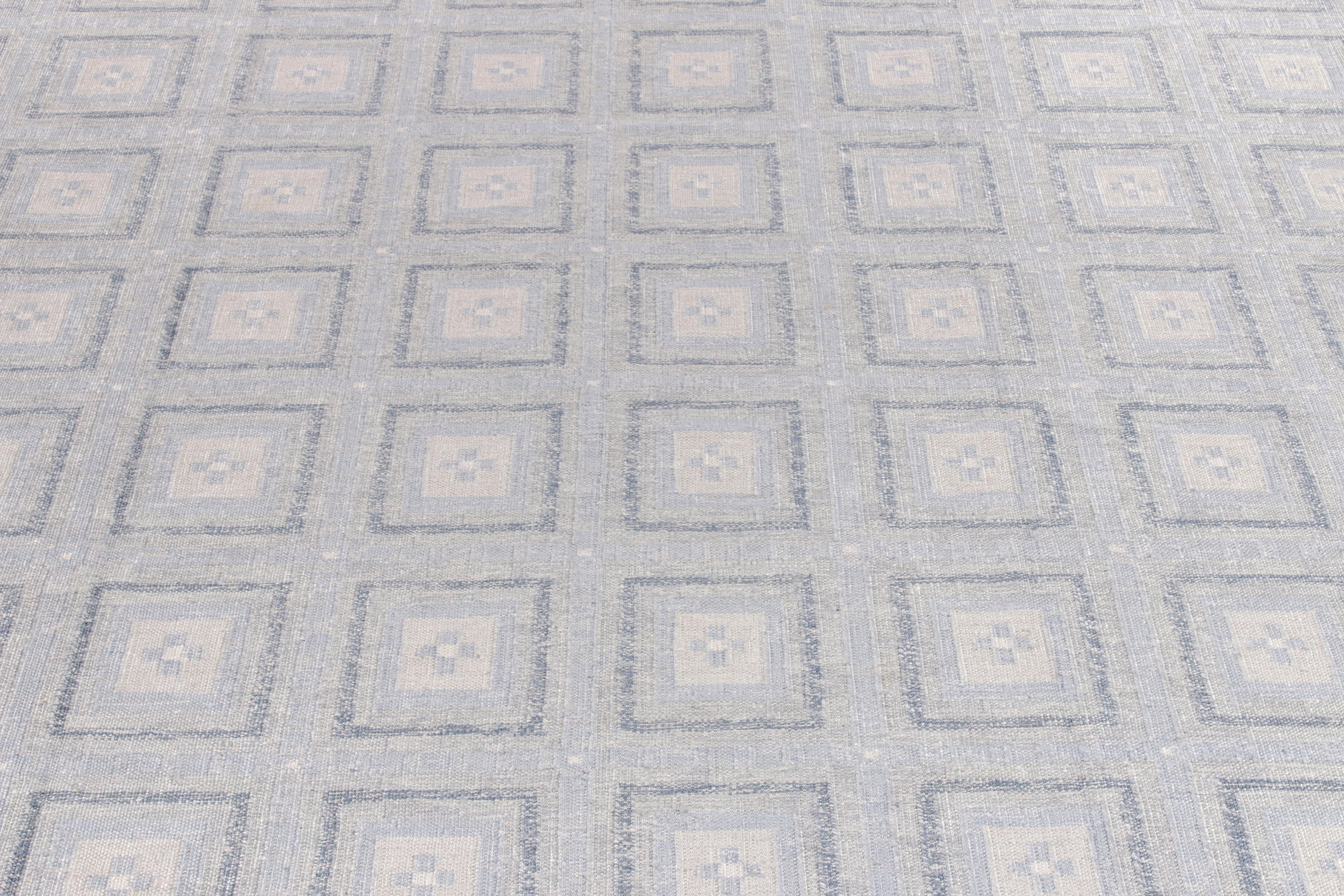 Handgewebter skandinavischer Teppich und Kelim, blau-weißes geometrisches Muster, Teppich (Moderne der Mitte des Jahrhunderts) im Angebot