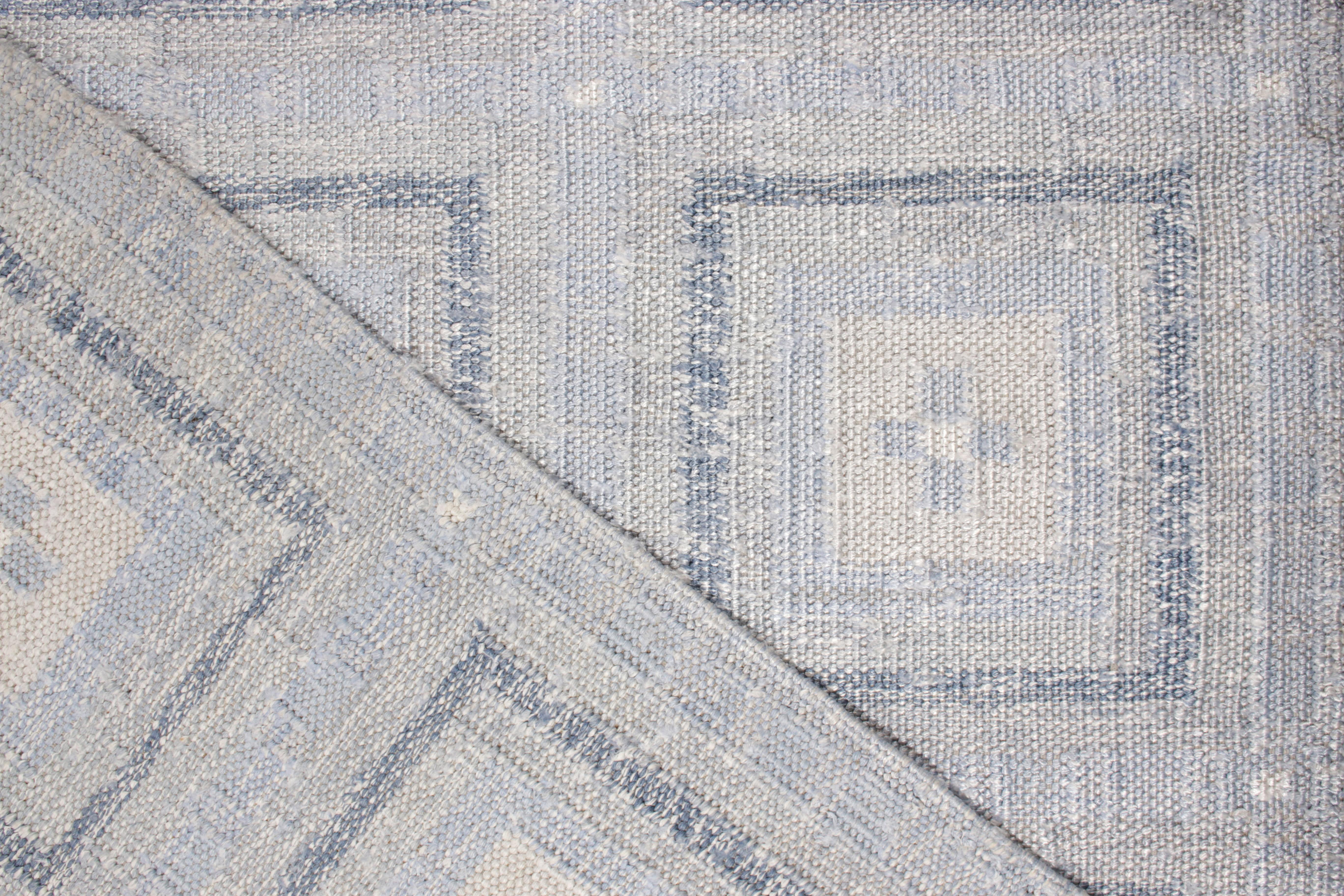 Handgewebter skandinavischer Teppich und Kelim, blau-weißes geometrisches Muster, Teppich (Handgeknüpft) im Angebot
