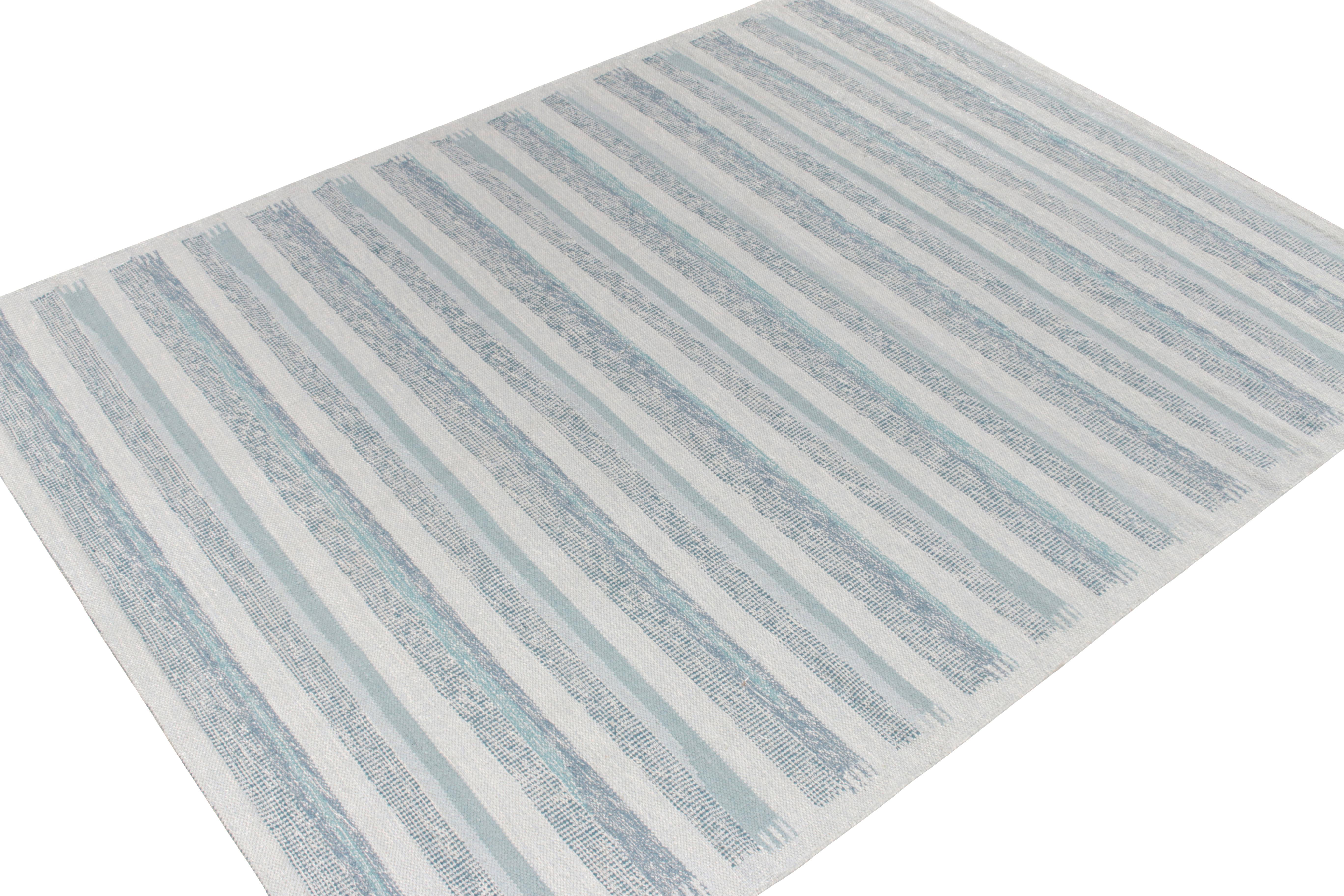 Handgewebter skandinavischer Teppich und Kelim-Teppich in Flachgewebe mit blauen Streifenmuster (Skandinavische Moderne) im Angebot