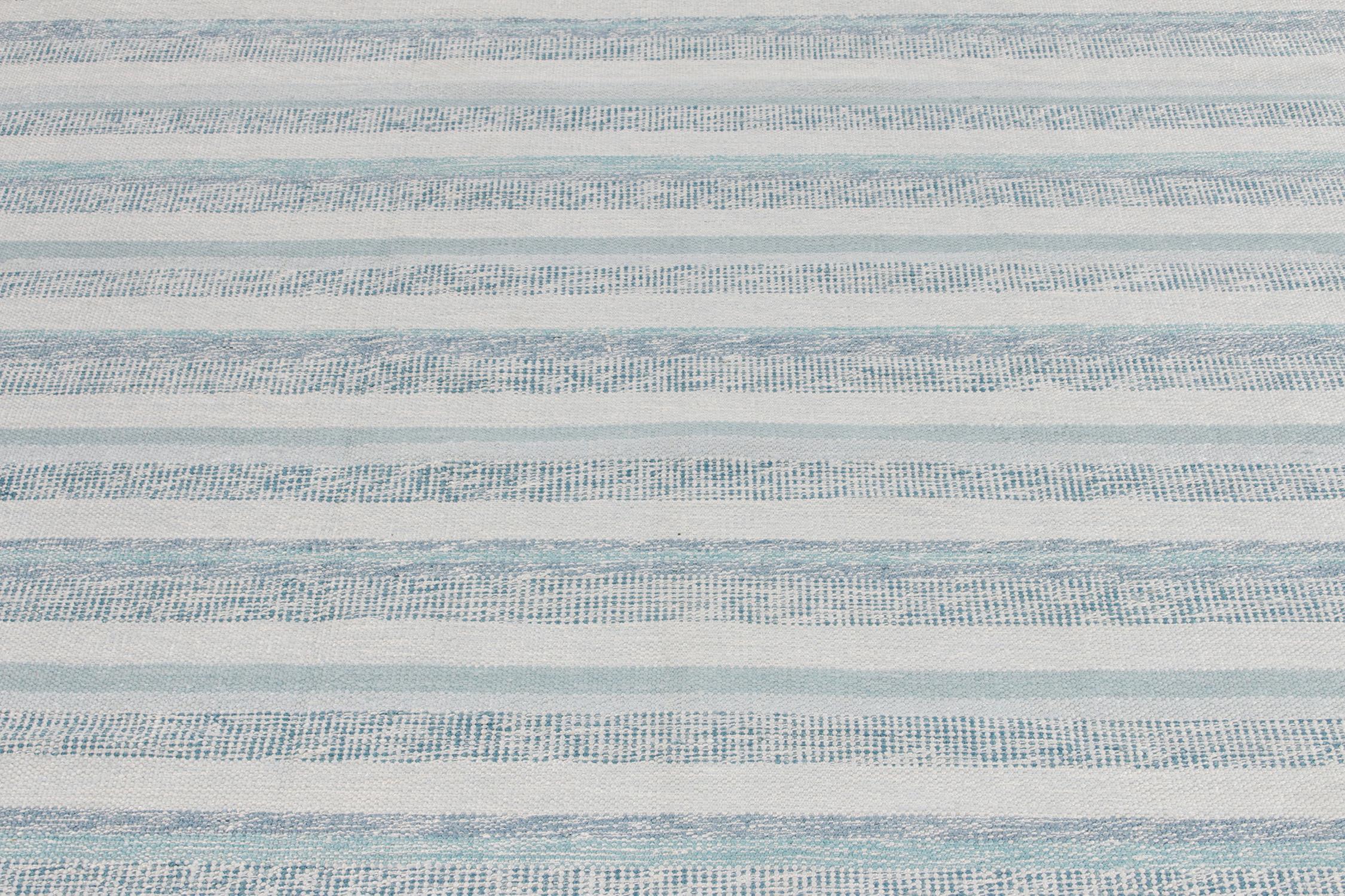 Handgewebter skandinavischer Teppich und Kelim-Teppich in Flachgewebe mit blauen Streifenmuster (Indisch) im Angebot