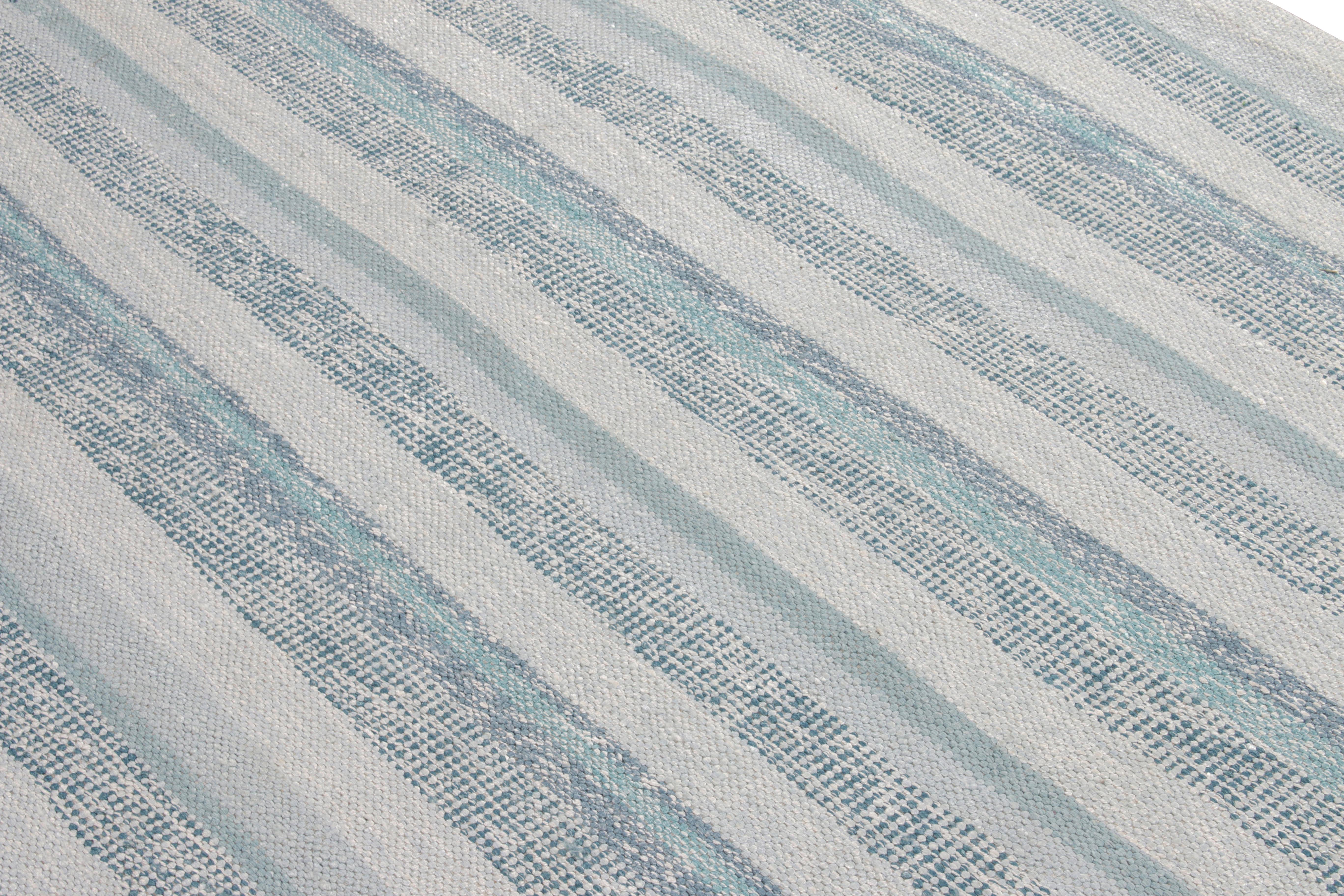 Handgewebter skandinavischer Teppich und Kelim-Teppich in Flachgewebe mit blauen Streifenmuster (Handgeknüpft) im Angebot