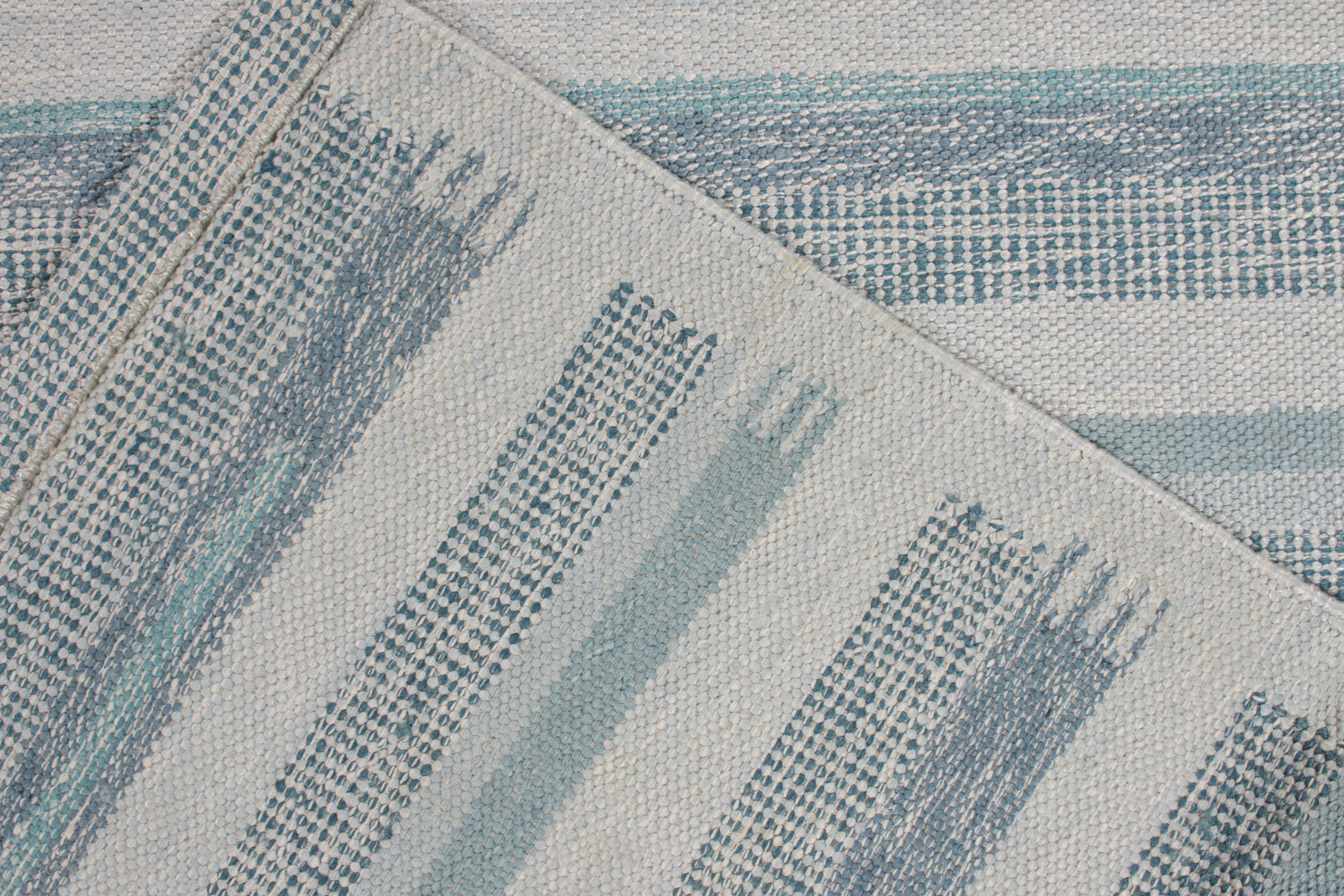 Handgewebter skandinavischer Teppich und Kelim-Teppich in Flachgewebe mit blauen Streifenmuster im Zustand „Neu“ im Angebot in Long Island City, NY