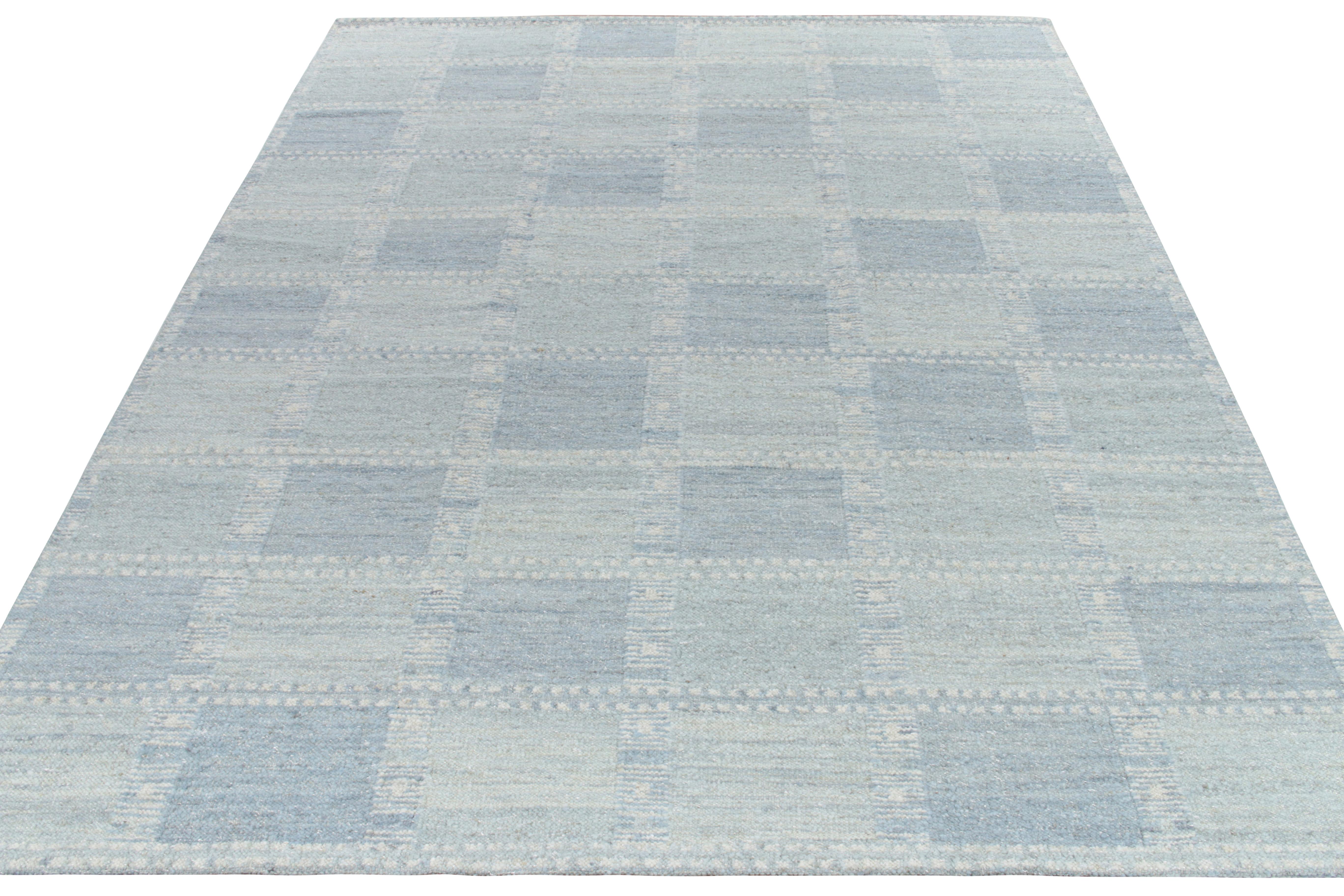 Handgewebtes 10x14 Flachgewebe aus unserer Scandinavian Nu Collection, die schwedisches Feingefühl vermittelt, mit einem sauberen geometrischen Muster, das bequem in wunderschöner Symmetrie sitzt und in blauen Farbverläufen erblüht. Ein sauberer und