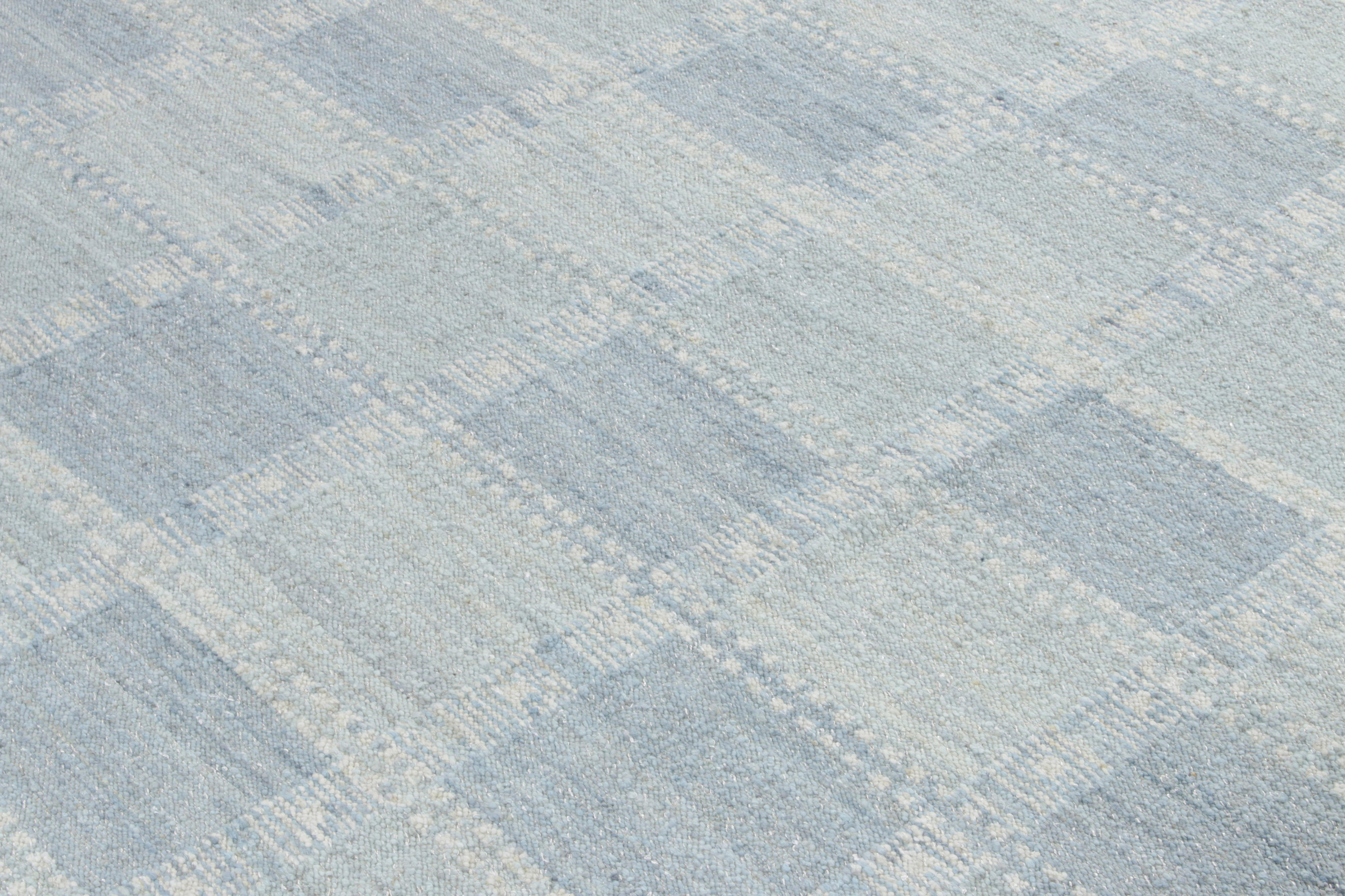Art Déco Tessuto a mano in stile scandinavo a trama piatta con motivo geometrico blu di Rug & Kilim in vendita