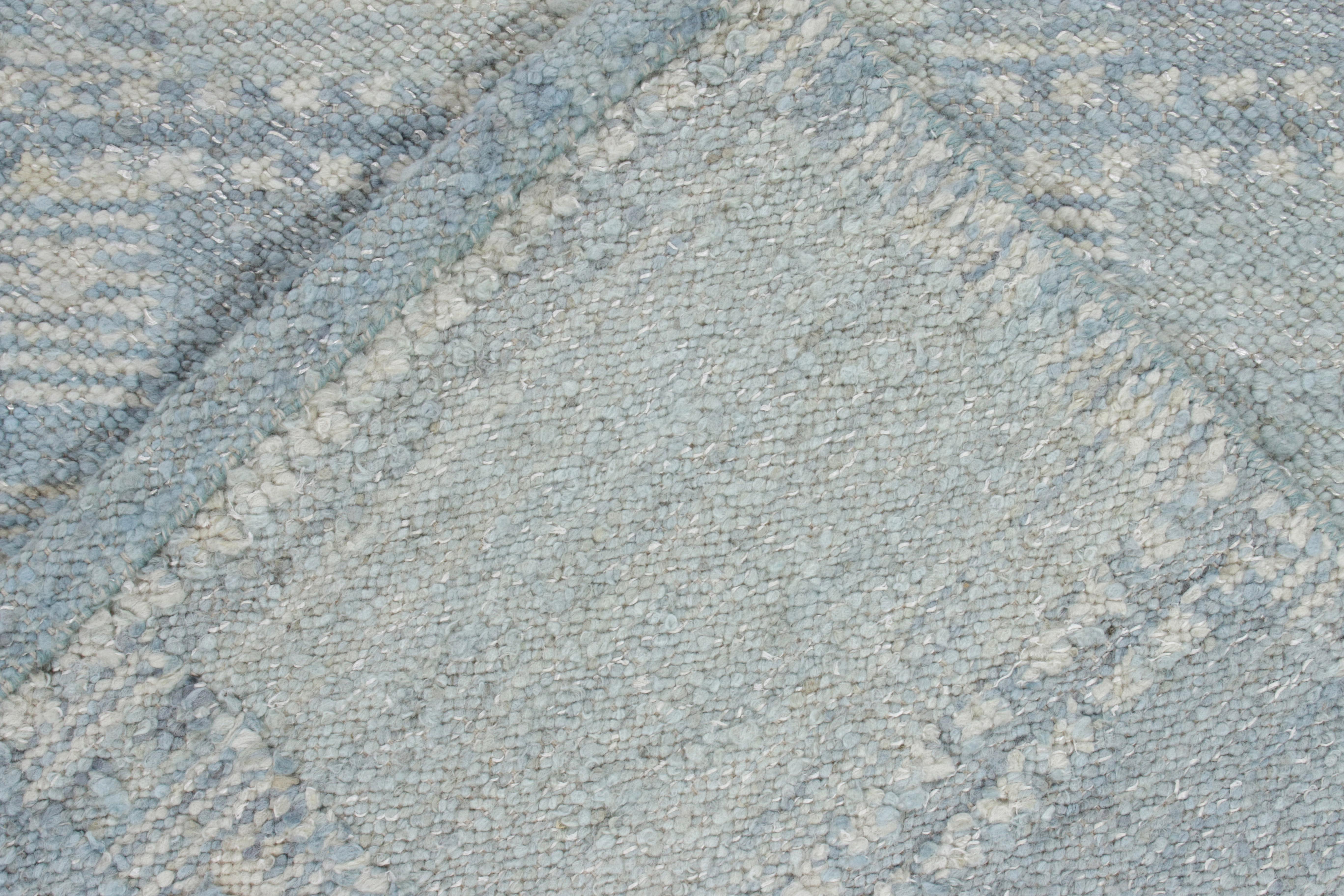Tessuto a mano in stile scandinavo a trama piatta con motivo geometrico blu di Rug & Kilim In condizioni Nuovo in vendita a Long Island City, NY